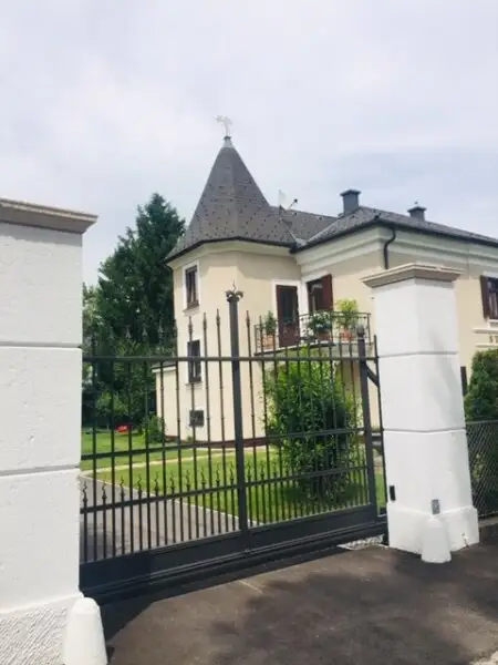 Traumwohnung in historischer Villa!