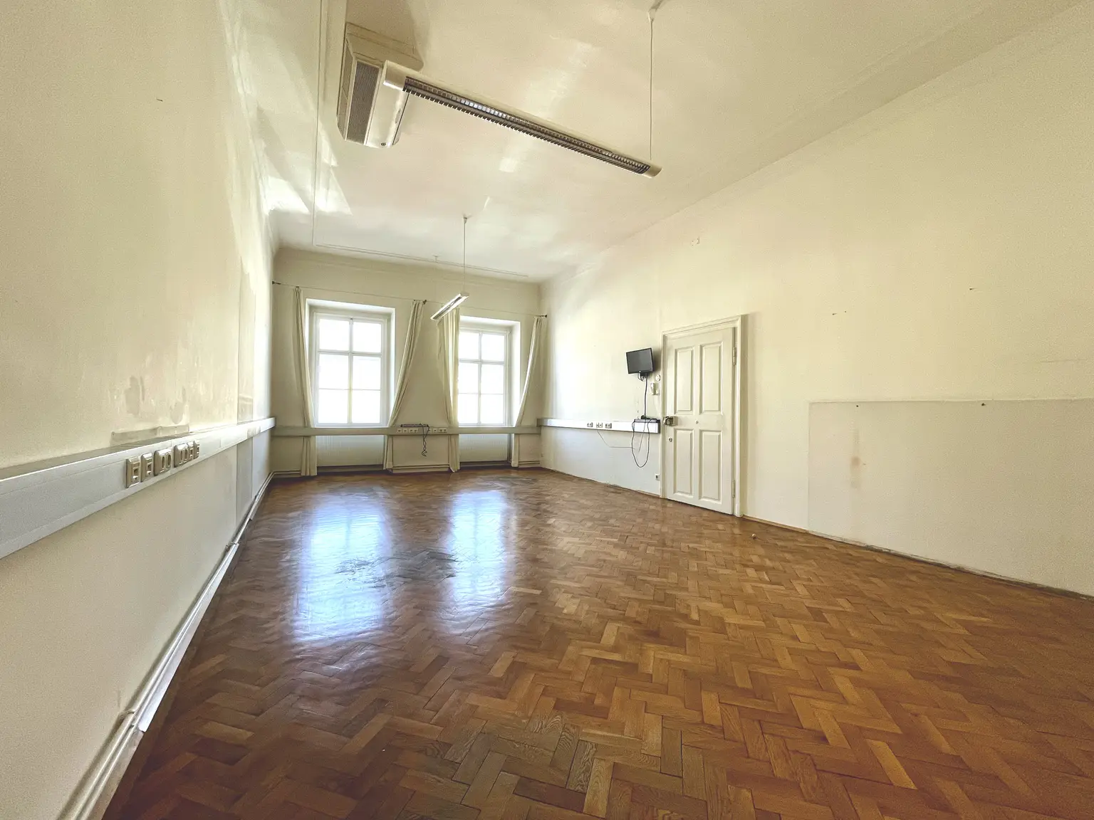 Bürozimmer straßenseitig