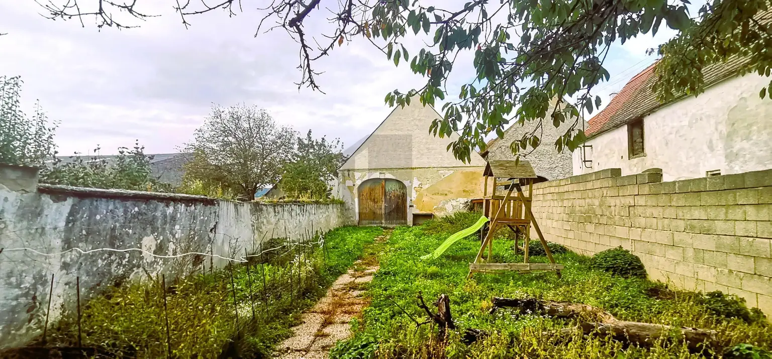 TRADITIONELLER STRECKHOF MIT GARTEN, SCHEUNE UND ZWEITER ZUFAHRT - BAURESERVE