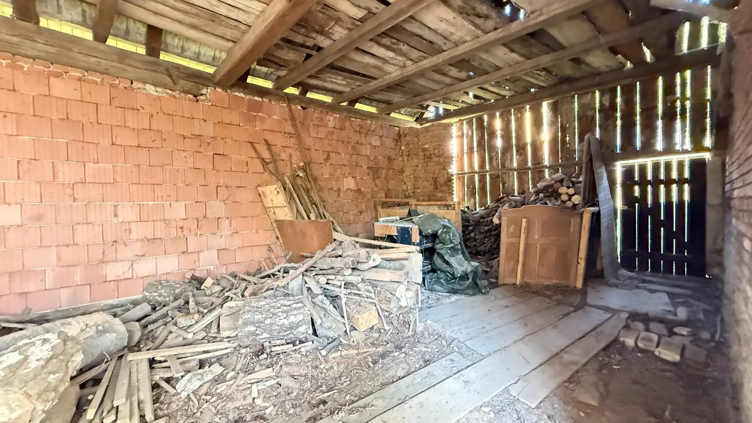 Holz Stadl mit Zugang zum hinteren Garten