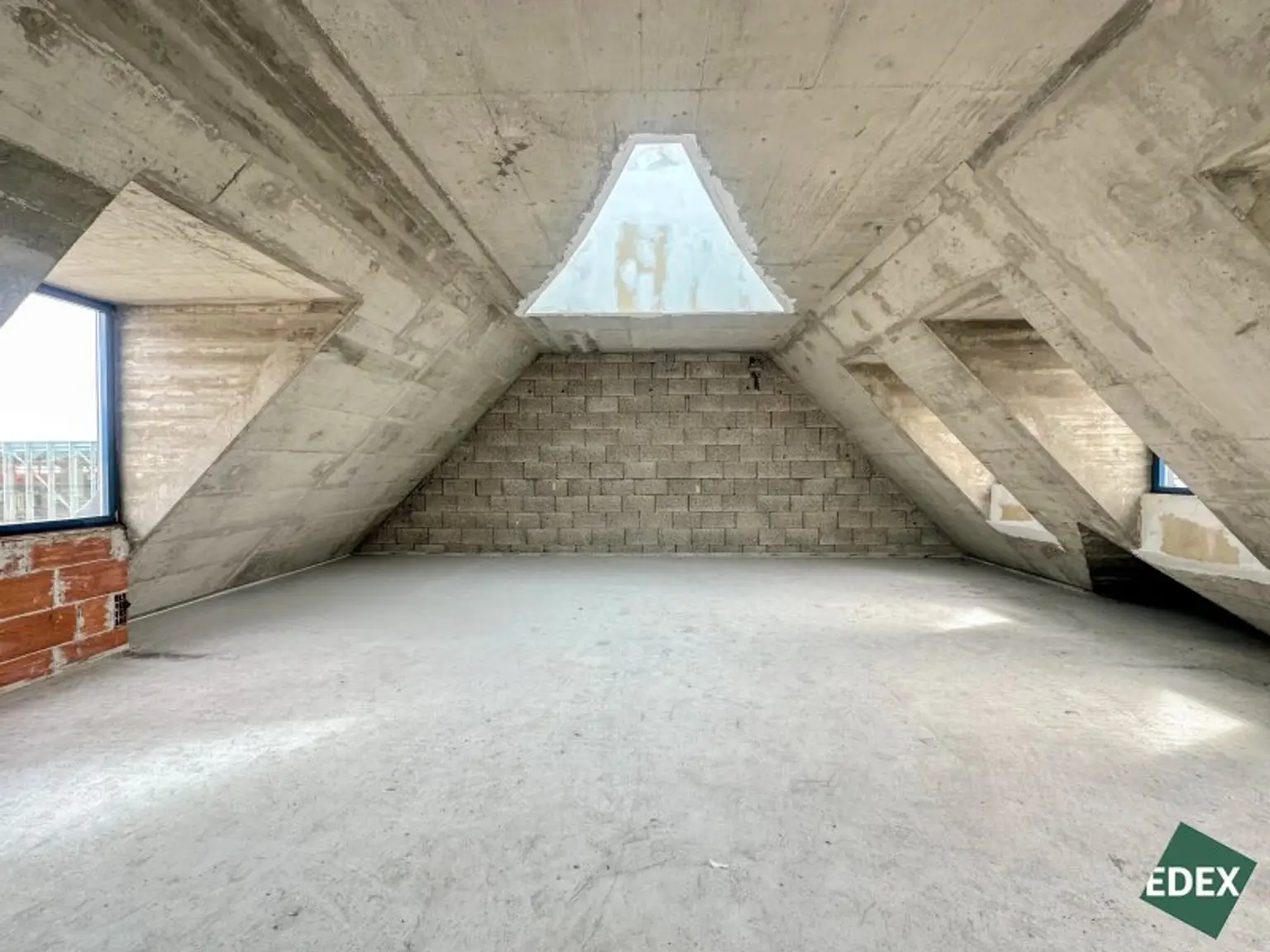 Erstbezug | Rohbau-Büro auf zwei Ebenen im Dachgeschoss mit Gestaltungsspielraum