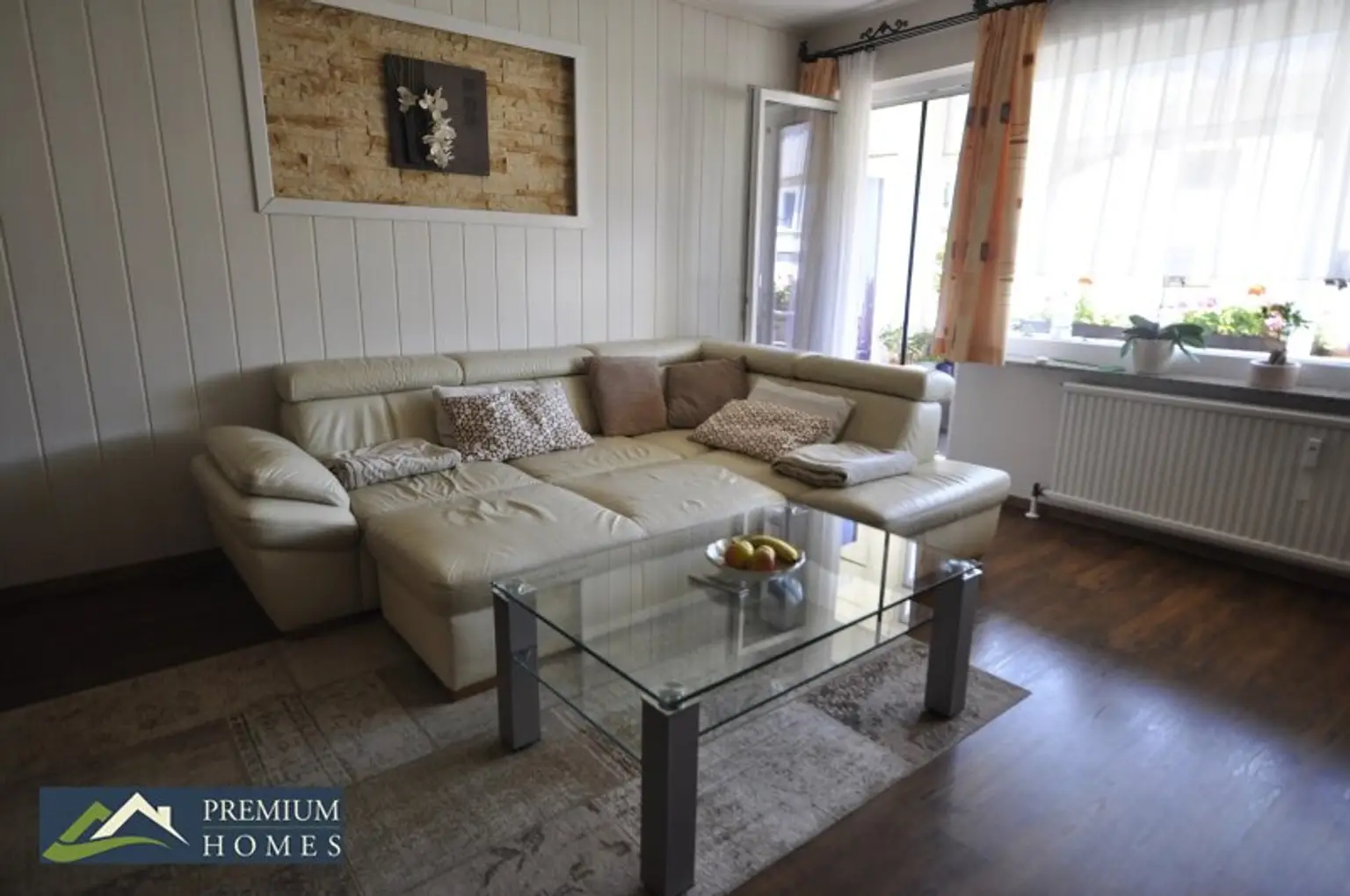 Wohnzimmer mit Zugang zum gemütlichen Balkon
