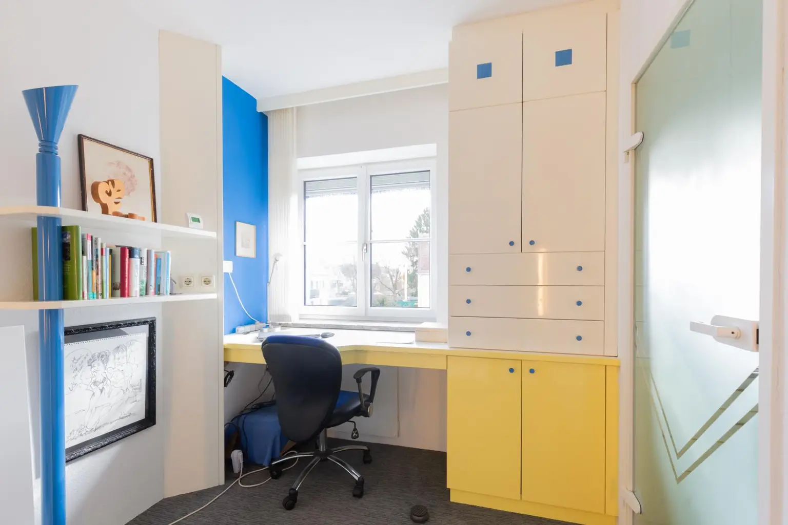 Schlafzimmer mit Home-Office-Bereich