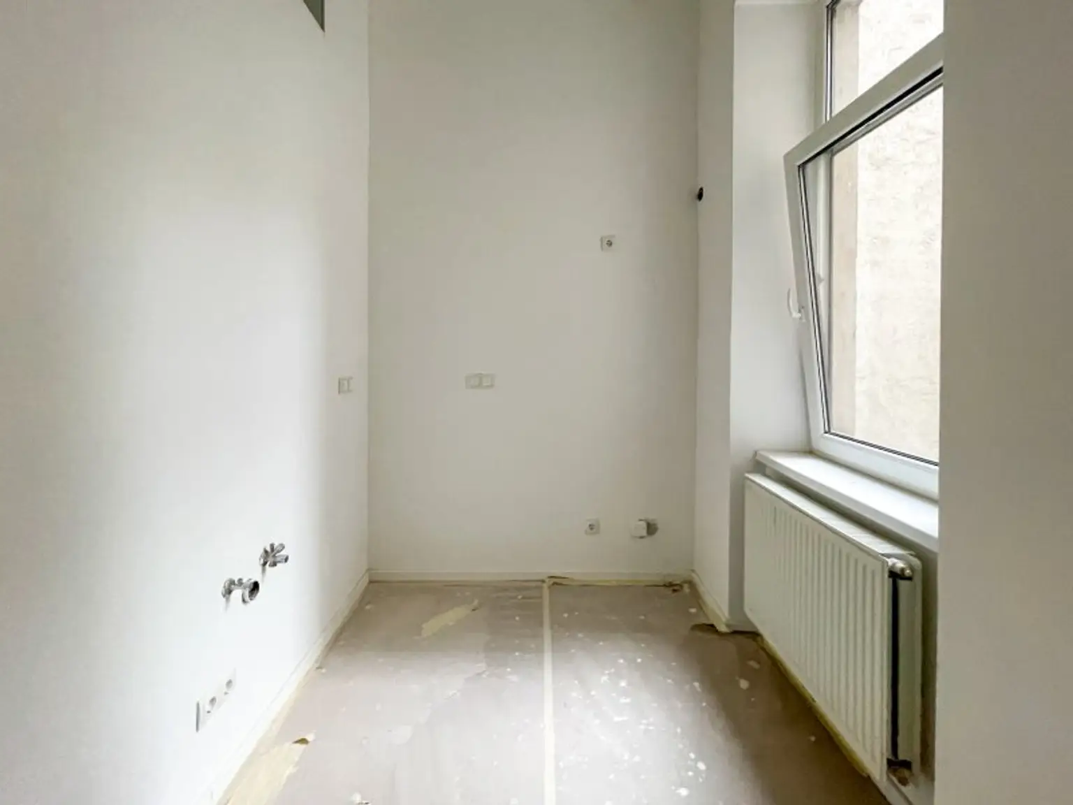 HISTORISCHES ZINSHAUS: wunderschön sanierte 2-Zimmer-Altbauwohnung