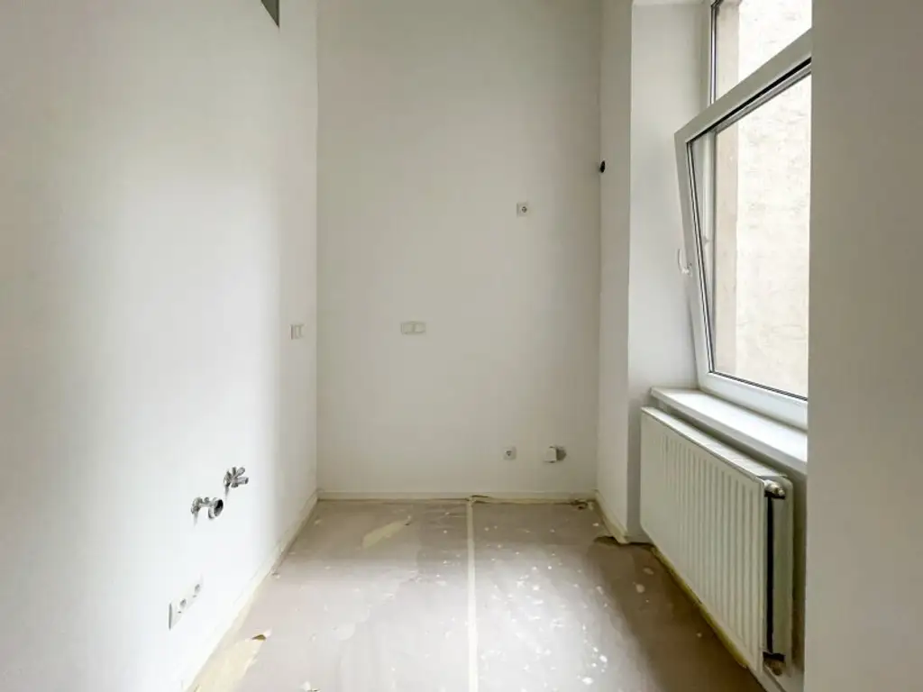 HISTORISCHES ZINSHAUS: wunderschön sanierte 2-Zimmer-Altbauwohnung