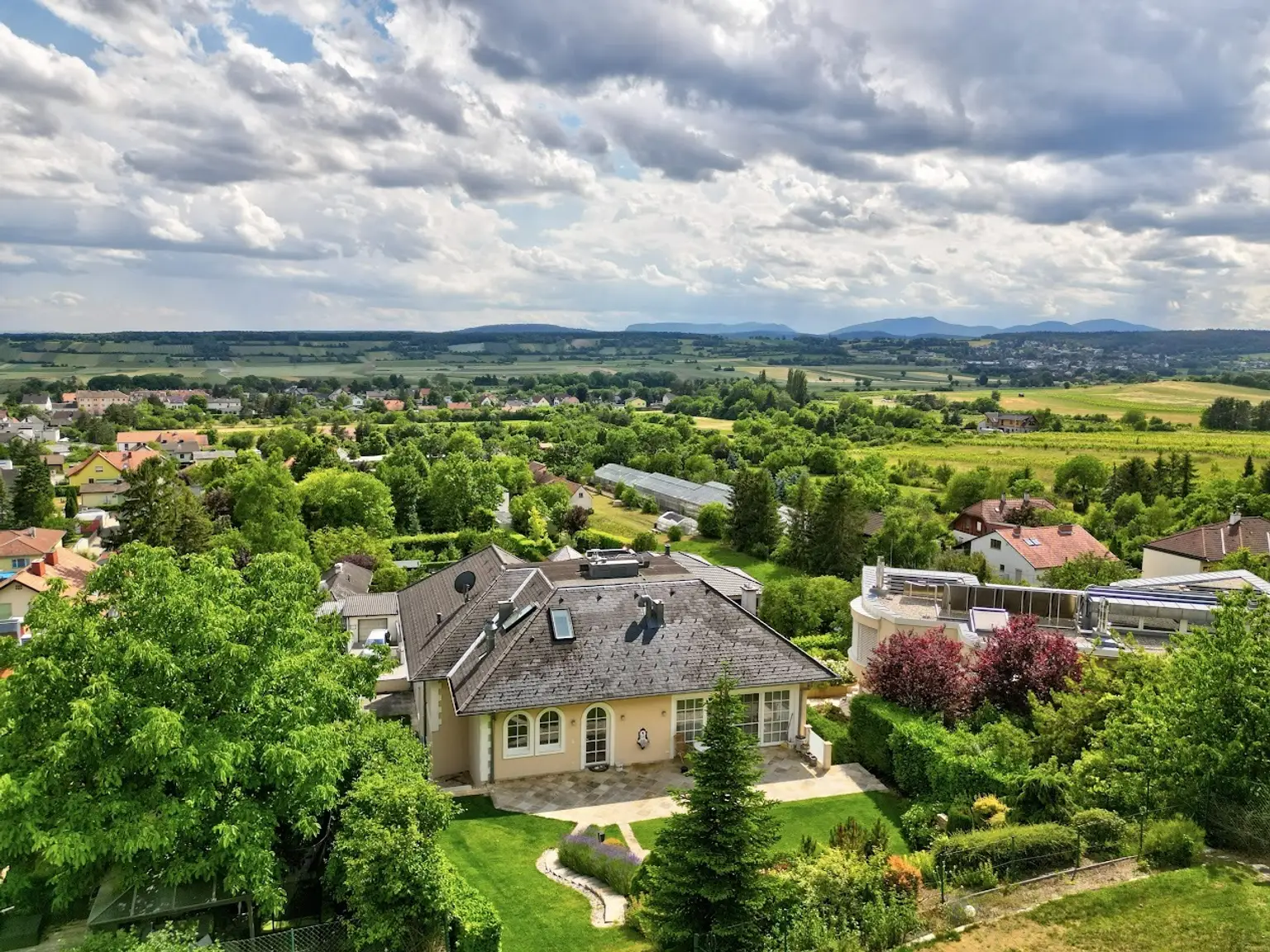 Traumhafte Villa mit Indoor Pool + großem Garten zu verkaufen!