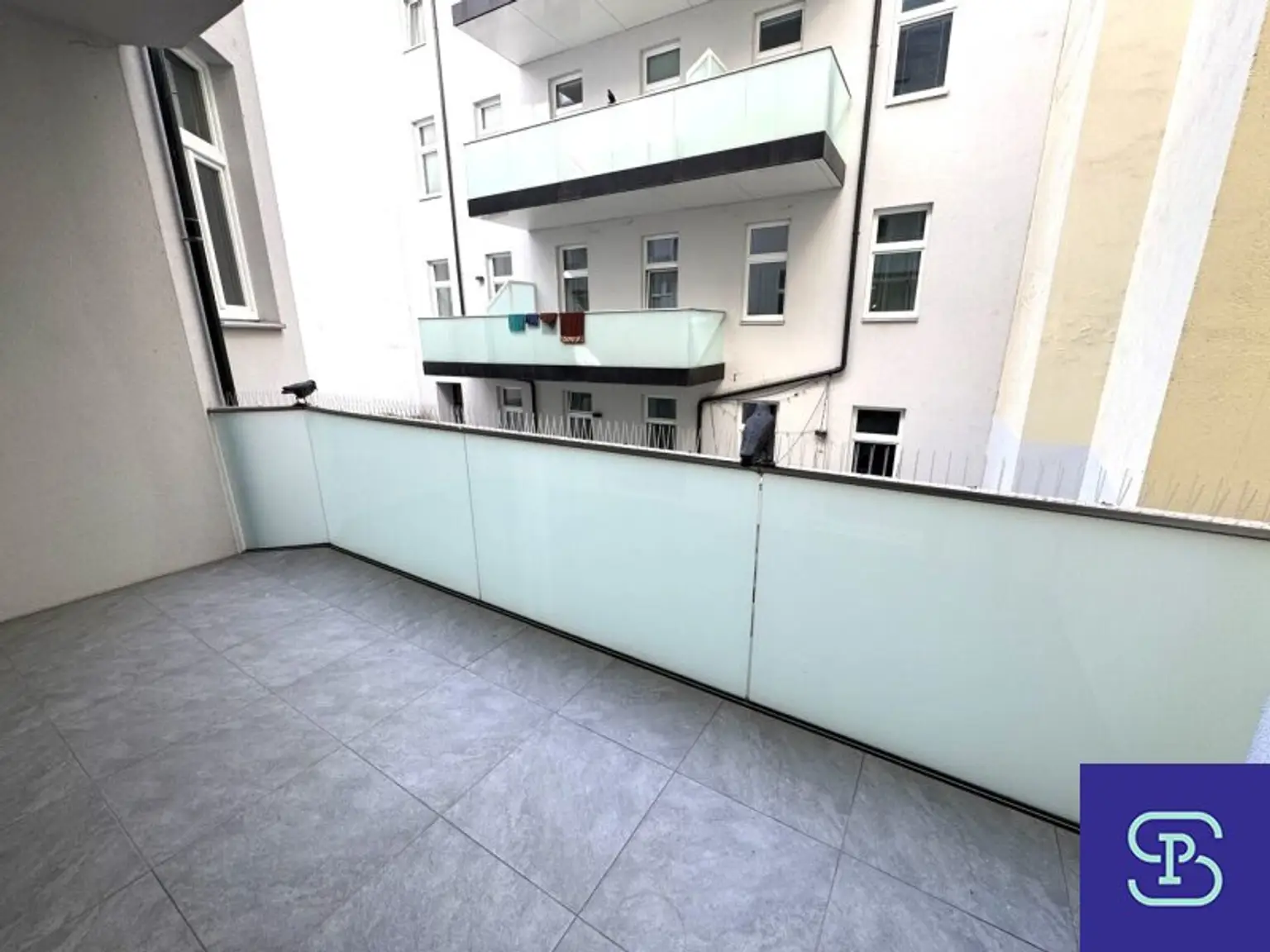 Provisionsfrei: Unbefristeter 98m² Altbau mit 11m² Süd-Loggia und Einbauküche - 1070 Wien!