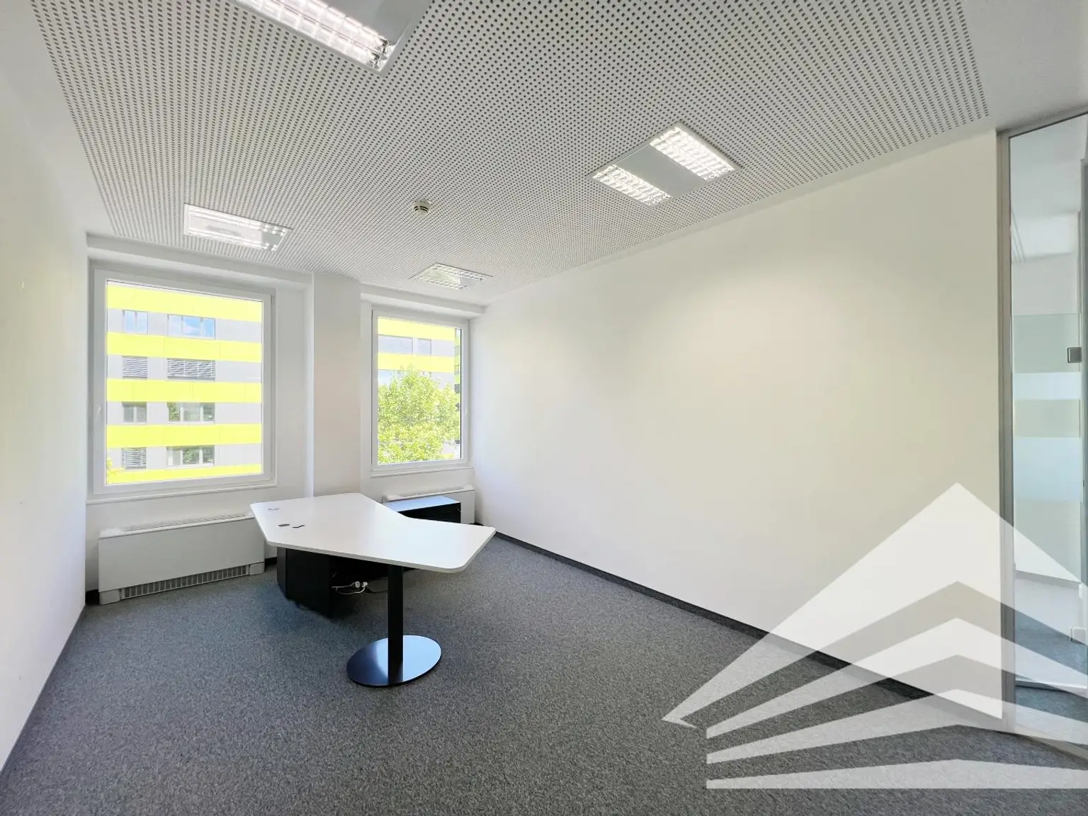 Hochwertiges Büro mit Terrasse in Zentrumsnähe! Parkplätze!