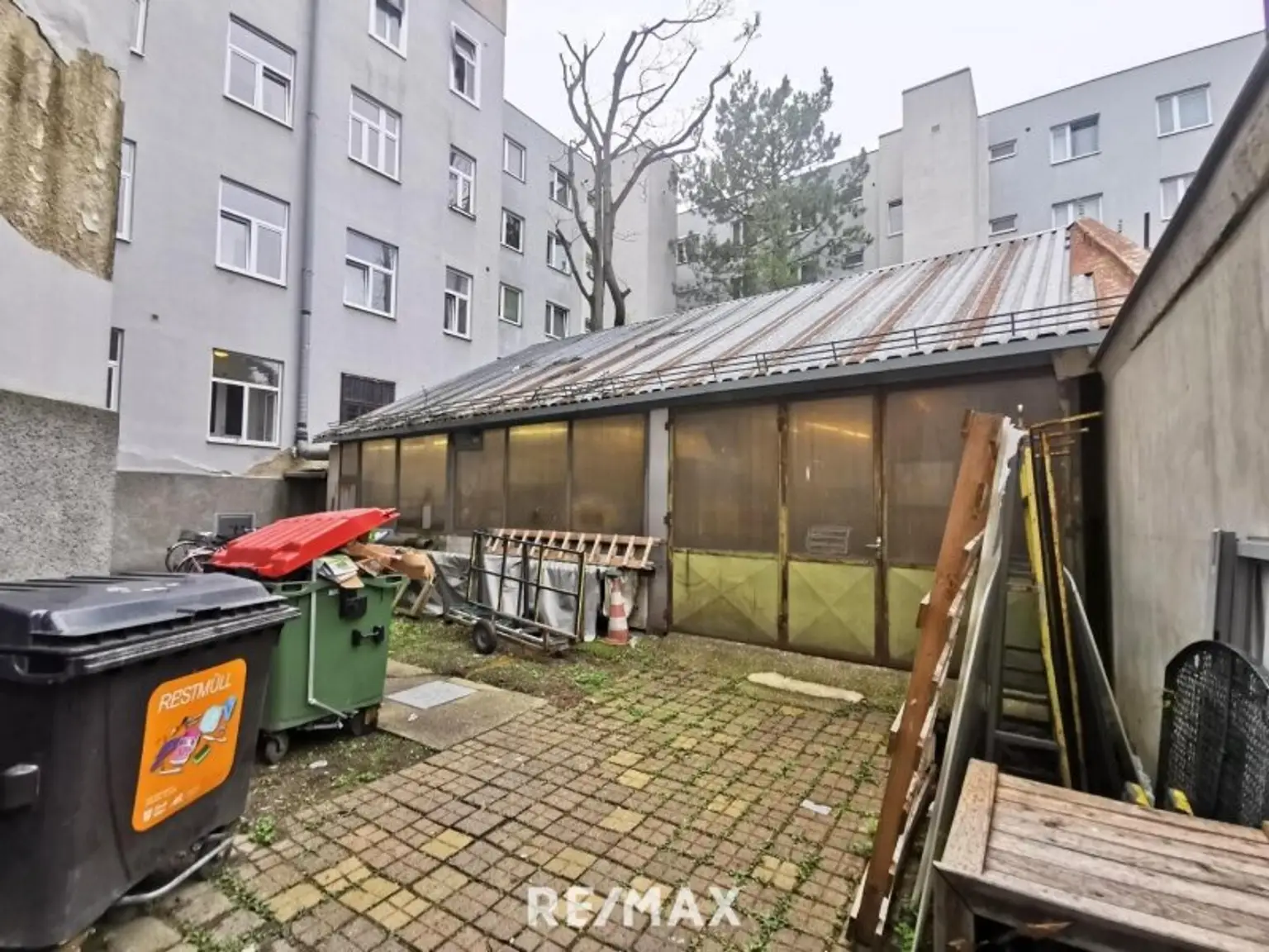 1 Zimmer Wohnungen, 2 Stück im gleichen Haus und Stock, zum sanieren.