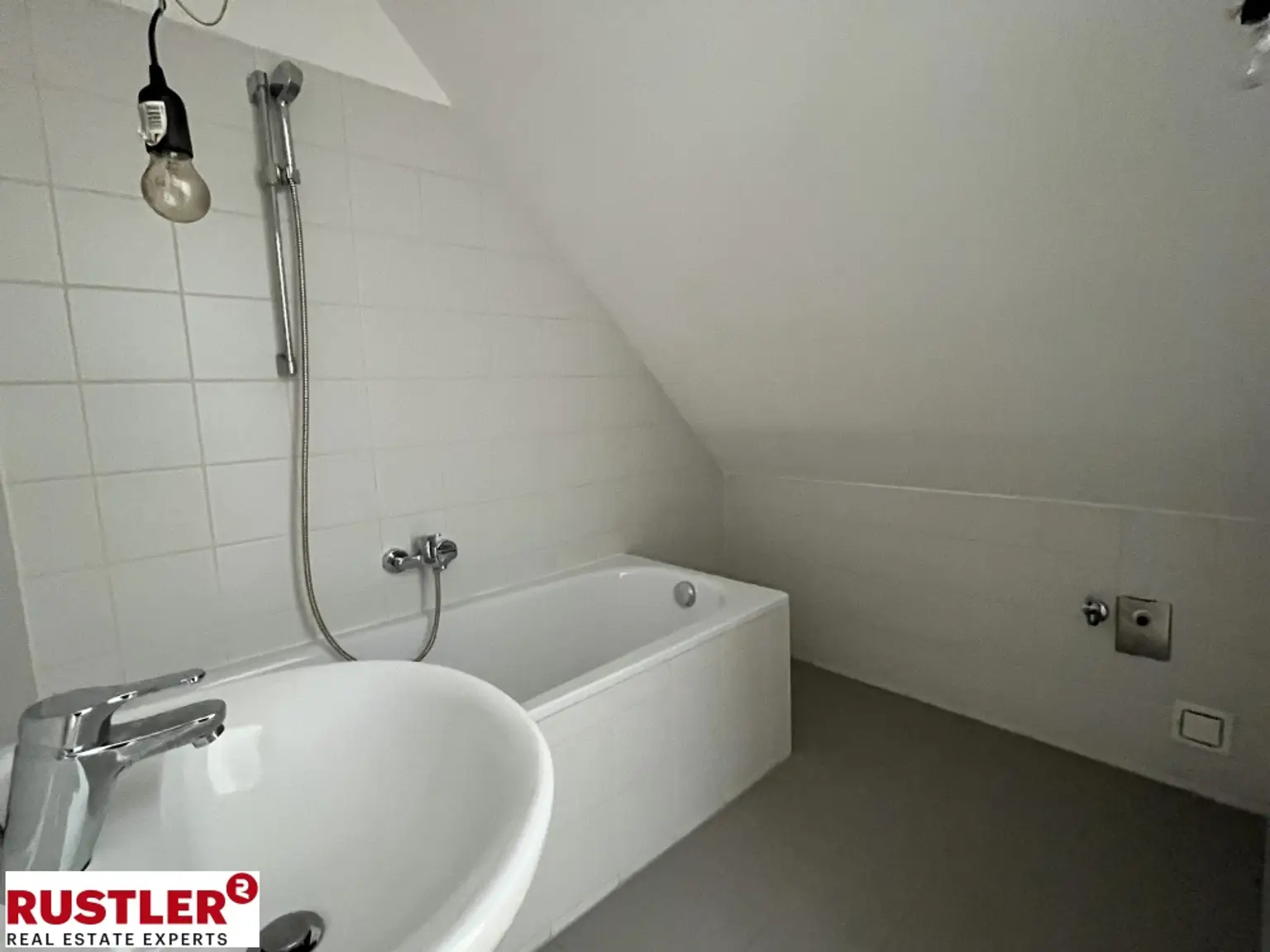 AB JÄNNER 2026 VERFÜGBAR **Ihr perfekt angelegter Wohntraum direkt *im 22. Bezirk**