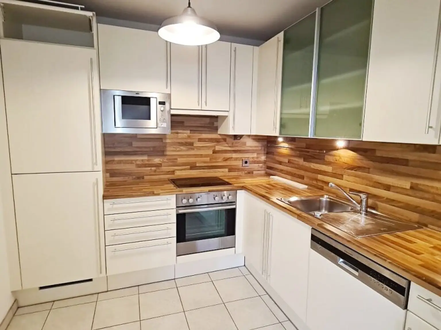 NASCHMARKT-NÄHE, 62 m2 Dachgeschoß, 2 Zimmer, Küche, Wannenbad, Parketten, U4-Nähe, Kettenbrückengasse