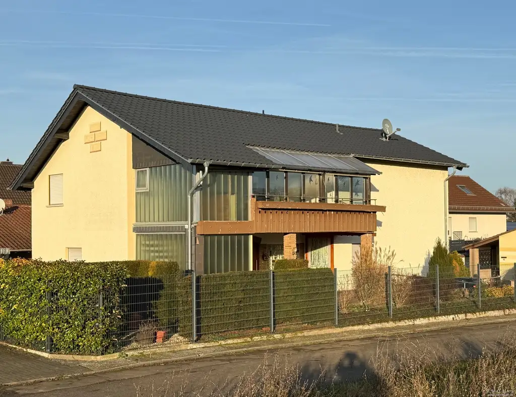Großzügiges Zweifamilienhaus mit Garten und Doppelgarage in Feldrandlage