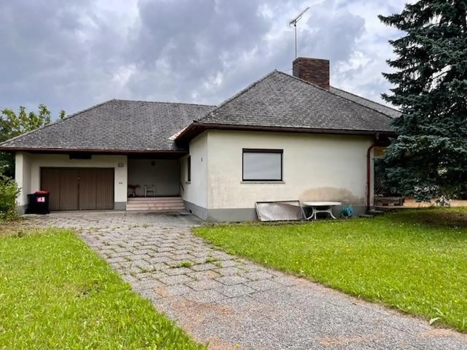 Ruhig gelegenes Baugrundstück mit Altbestand am Stadtrand von Wels zu verkaufen