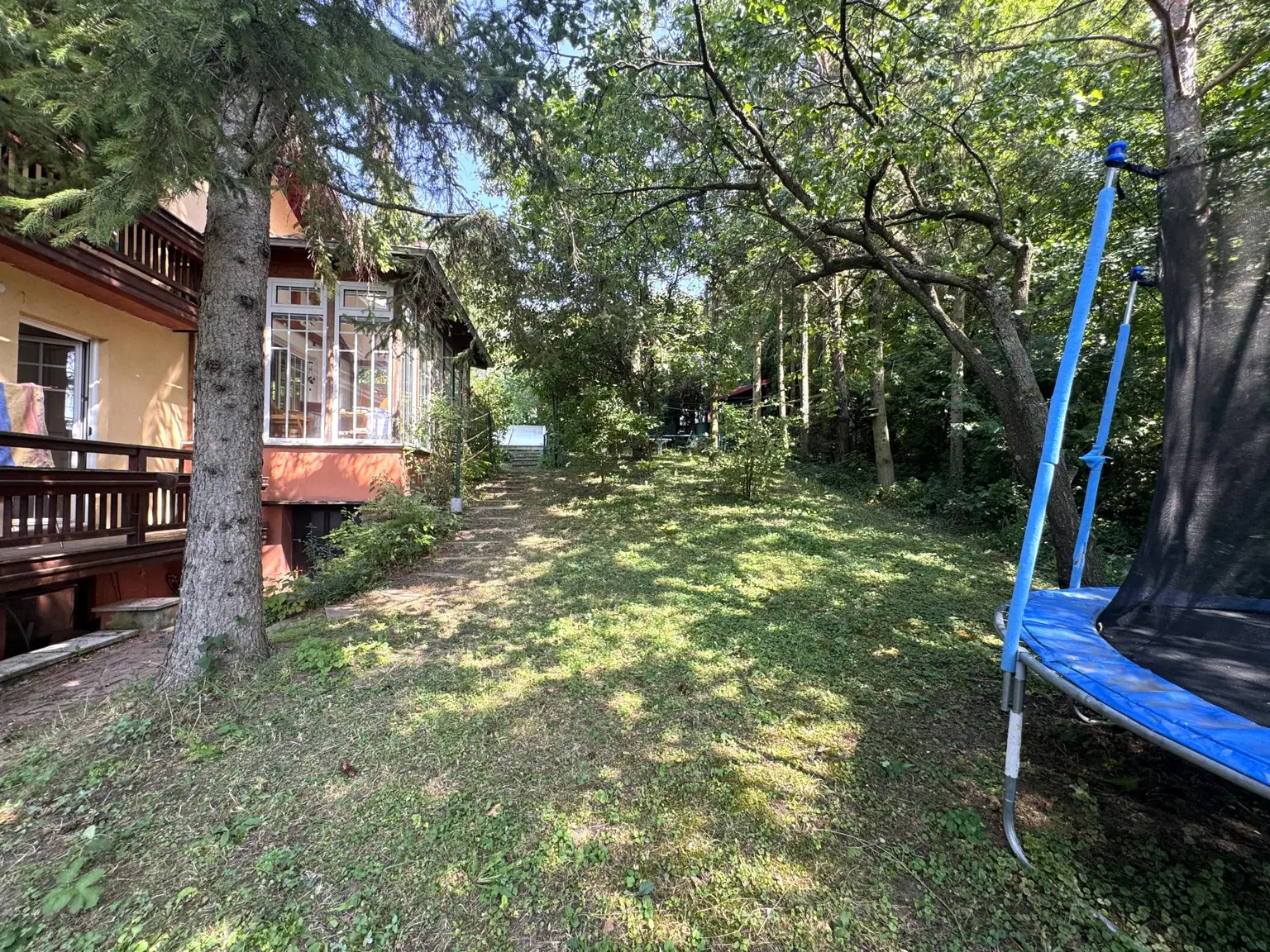 Großzügiges Einfamilienhaus mit Pool, Wintergarten und Doppelgarage mitten im Grünen!