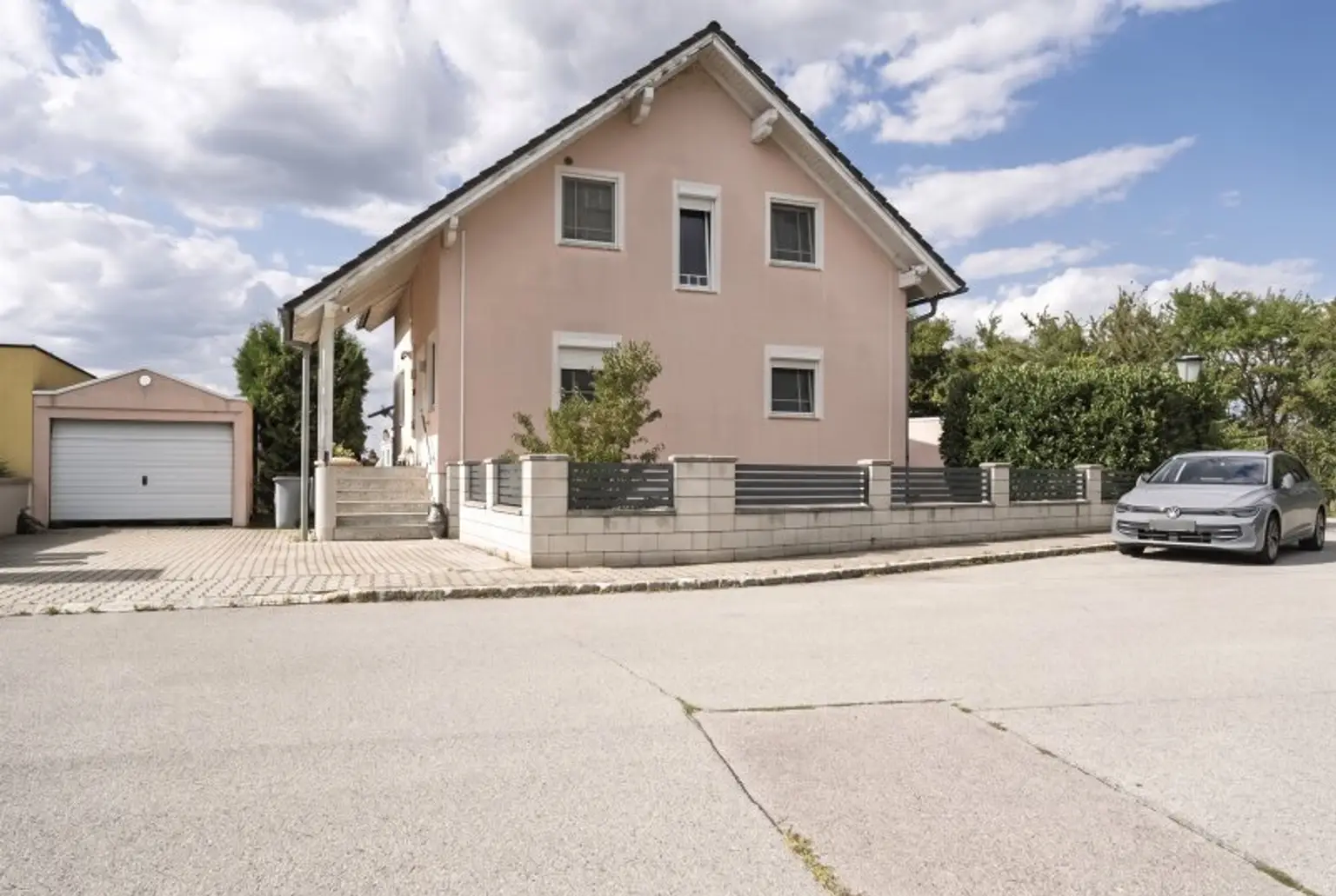 Beispielbild mit Gartenzaun