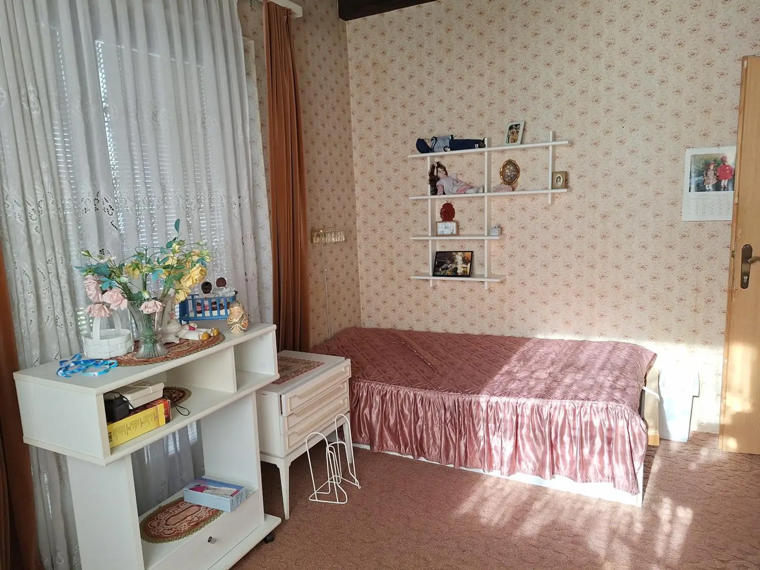 Absolut ruhig gelegen Villa mit überdachtem Pool, direkt am Waldrand auf 2.003 m² Grundstück.