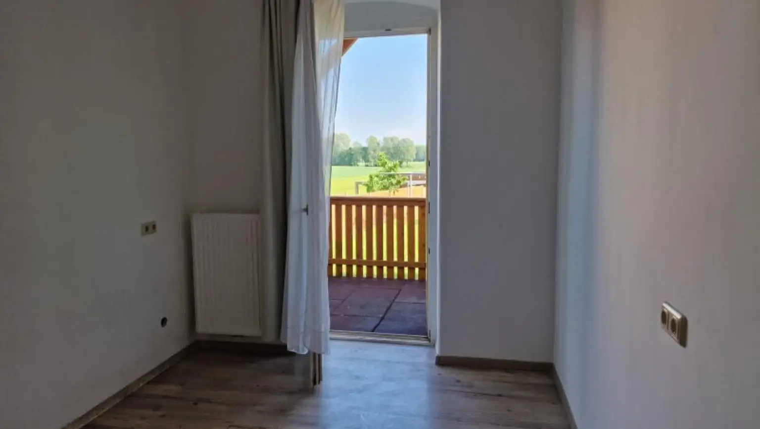 Schlafzimmer mit Ausgang auf  Balkon