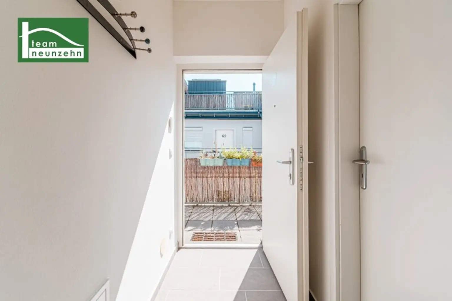 EIGENBEDARF ODER INVESTMENT MIT ca. 3,5% RENDITE! SEHR GUTER ZUSTAND! SANIERTE & MÖBLIERTE DACHGESCHOSS-WOHNUNG INKL. KÜCHE! SOFORT BEZIEH- ODER VERMIETBAR!