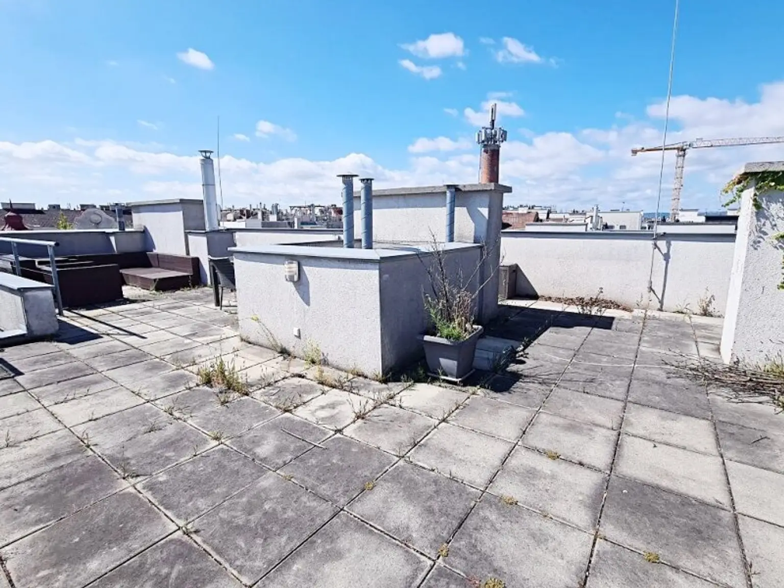 TERRASSENHIT, U1-NÄHE, 84 m2 Dachgeschoß mit 30 m2 Terrasse, 2 Zimmer, Wohnküche, 2 Bäder, Parketten, Viktorgasse
