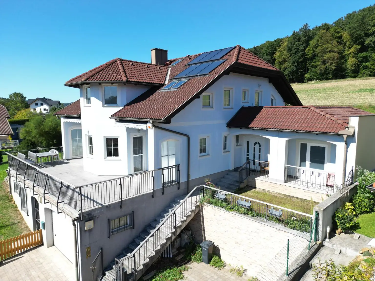 ZWEIFAMILIENHAUS IN ERHÖHTER GRÜNRUHELAGE MIT AUSBLICK