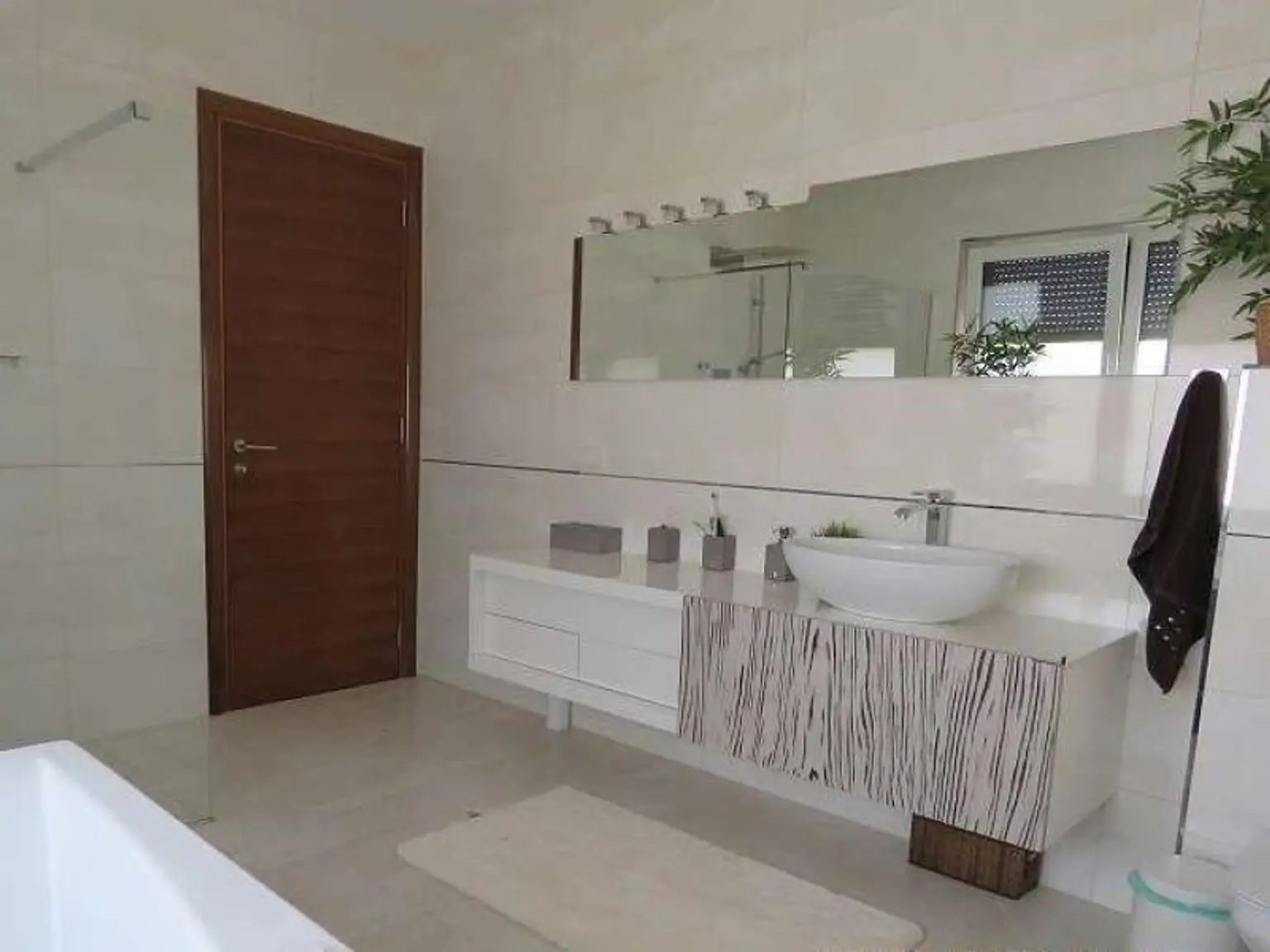 Traumhaft LUXURIÖS AUSGESSTATTETES SMART EFH in Leopoldsdorf: Wfl. 196m², 6 Zimmer, Balkon & Terrasse! + PHOTOVOLTAIK ANLAGE mit STROMSPEICHER + beheizter POOL  + GARAGE + GRILLPLATZ +