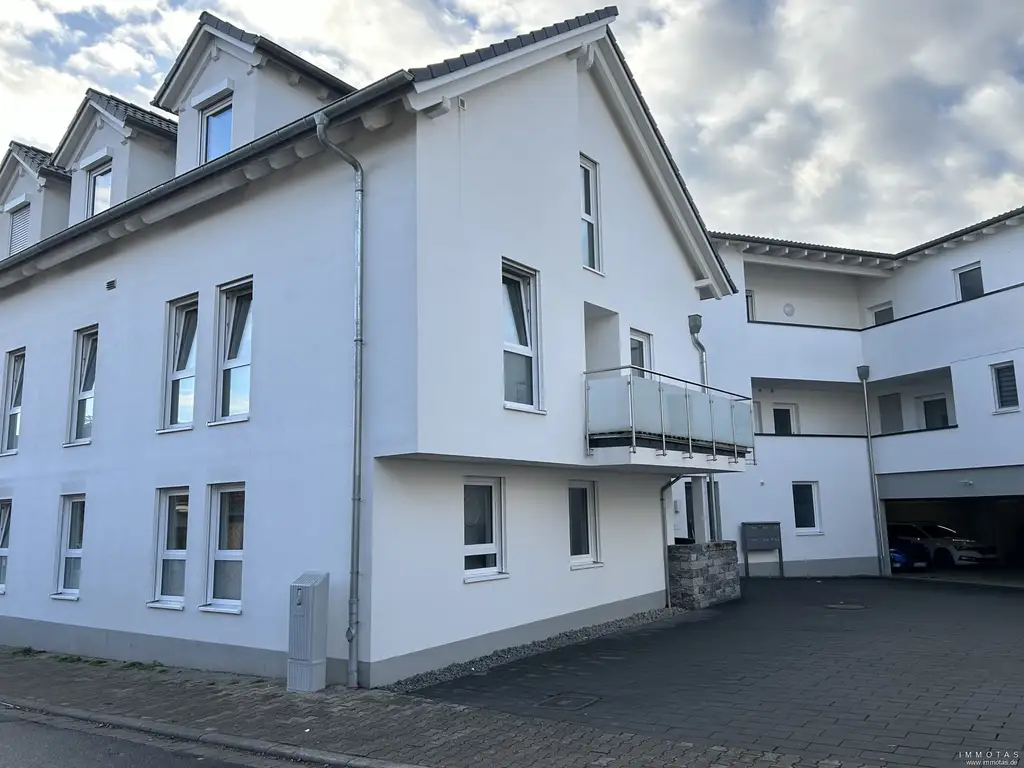 Moderne Eigentumswohnung im 1. OG mit Balkon und zwei Stellplätzen