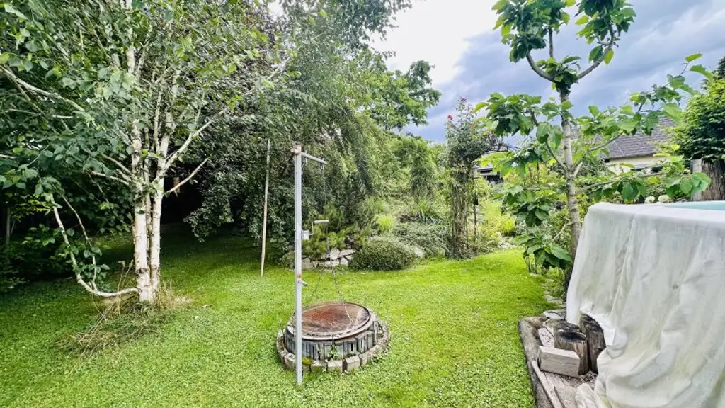 Zwei schöne Bungalows mit großem Garten