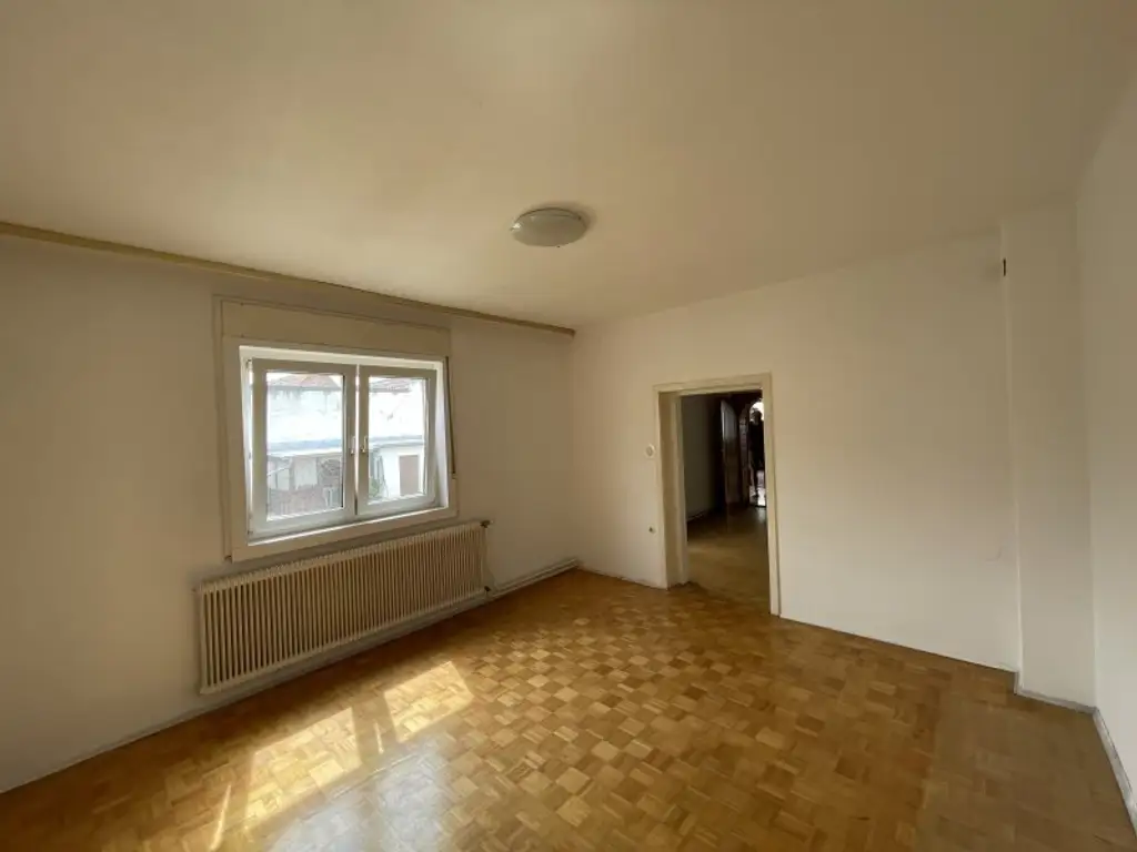 GEPFLEGTES EINFAMILIEN-HAUS MIT GARTEN UND GARAGE - RUHELAGE!