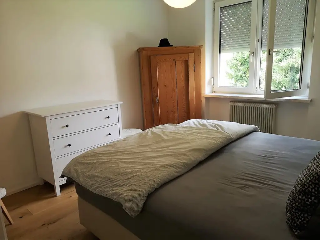 Moderne, hochwertig sanierte 3 Zimmer Wohnung mit verglaster Loggia, Keller und Garagenplatz