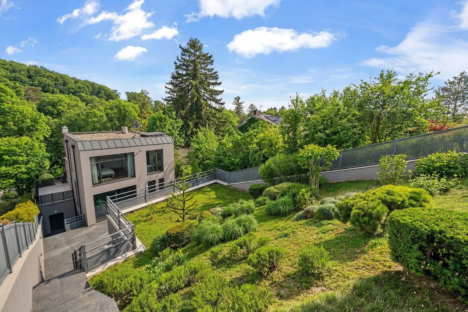 Energieeffiziente Villa mit Pool & unverbaubarem Waldblick