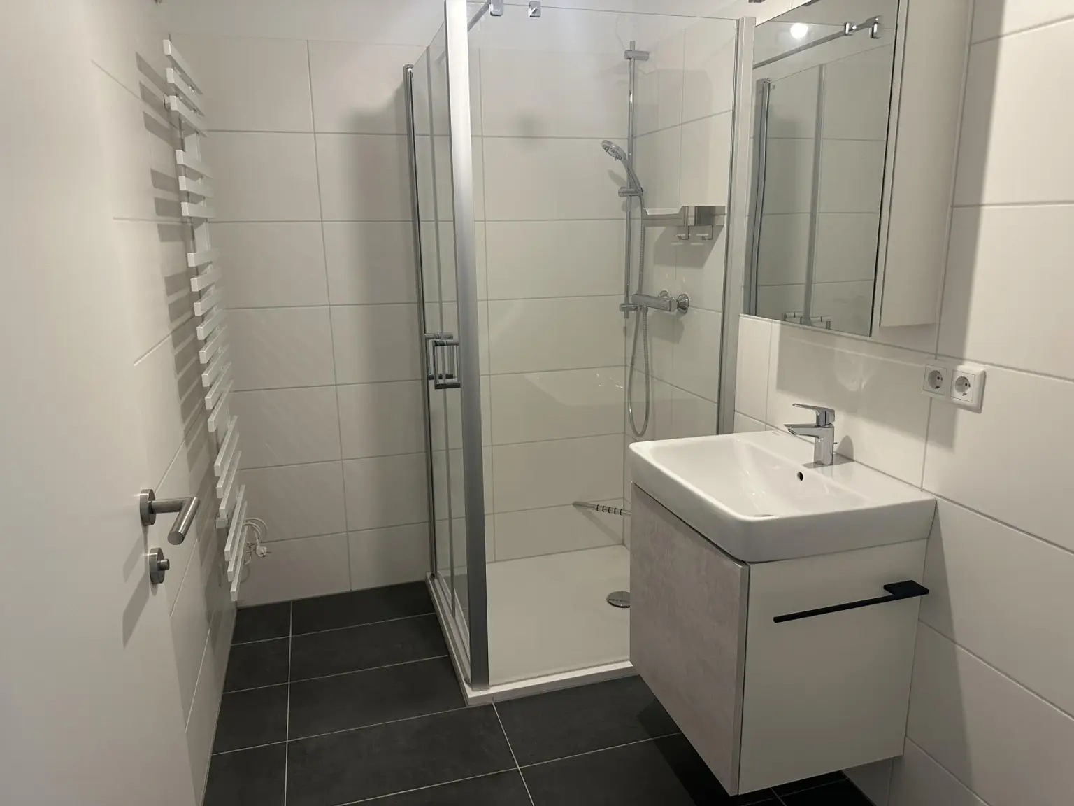 Moderne Dachgeschoßwohnung mit Terrasse und Bergblick