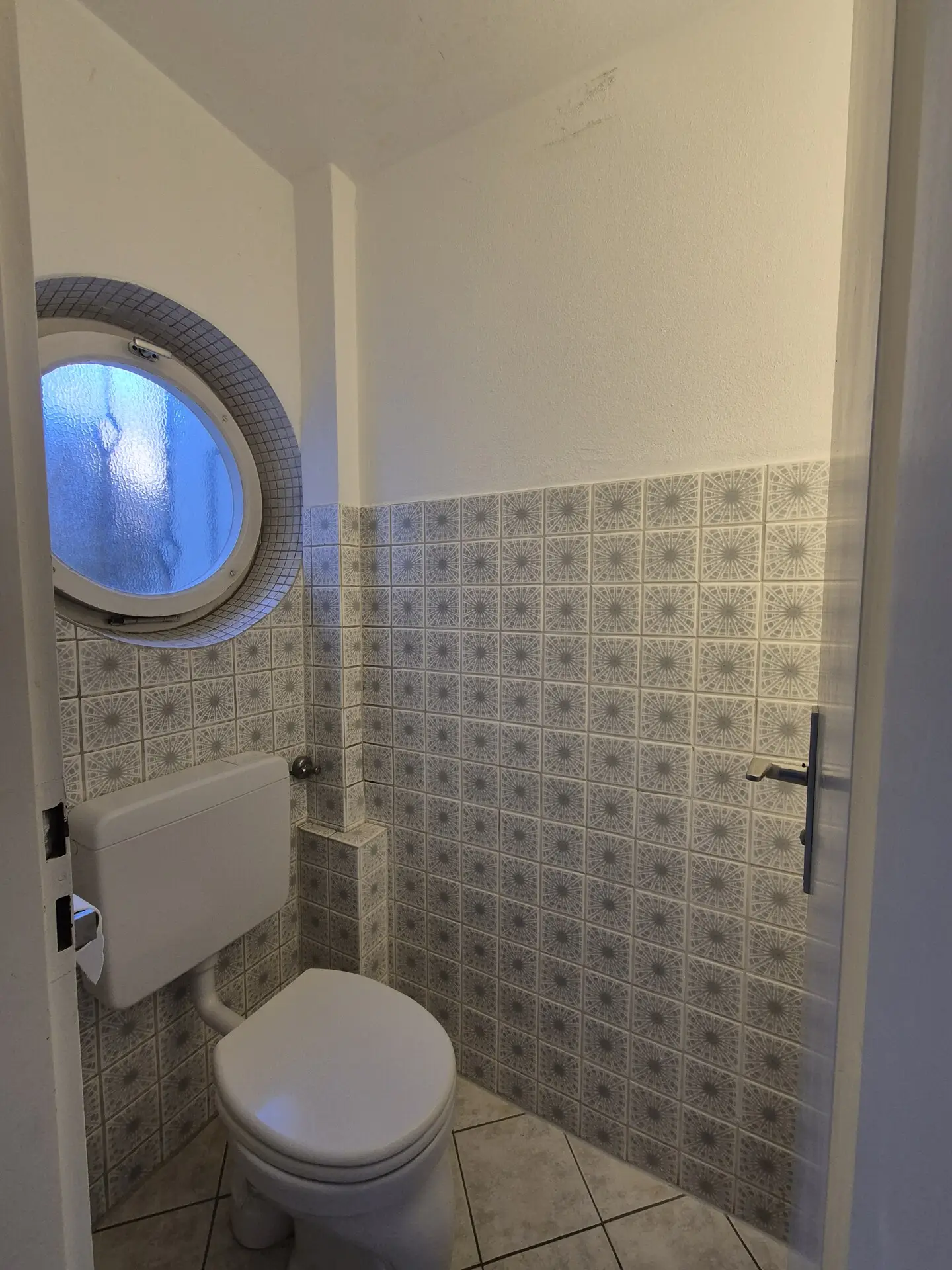 Gäste WC im EG links neben Eingangsbereich