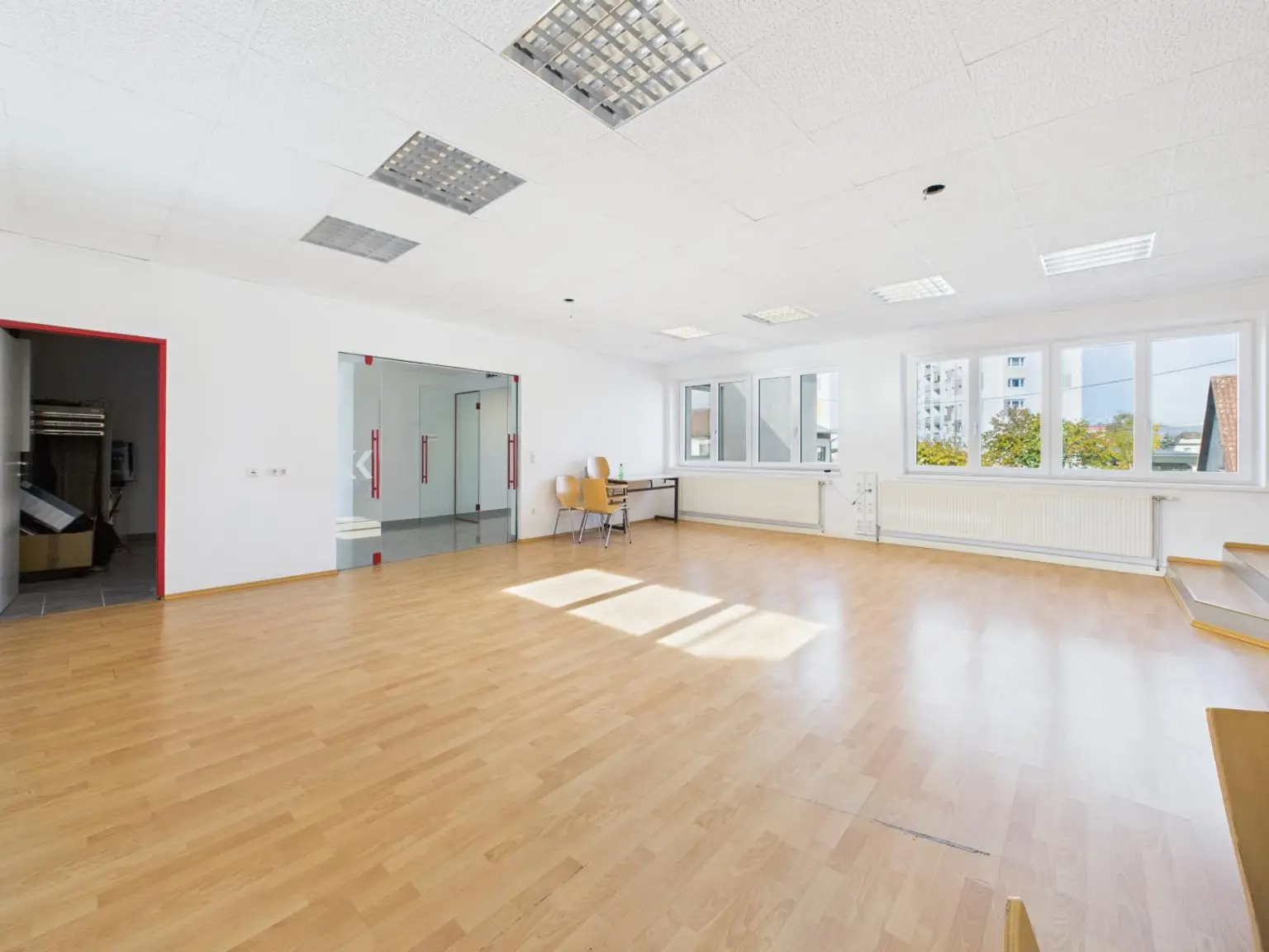 Kernsaniertes Anlageobjekt mit großzügigen Büroflächen und Wohneinheiten in 4050 Traun