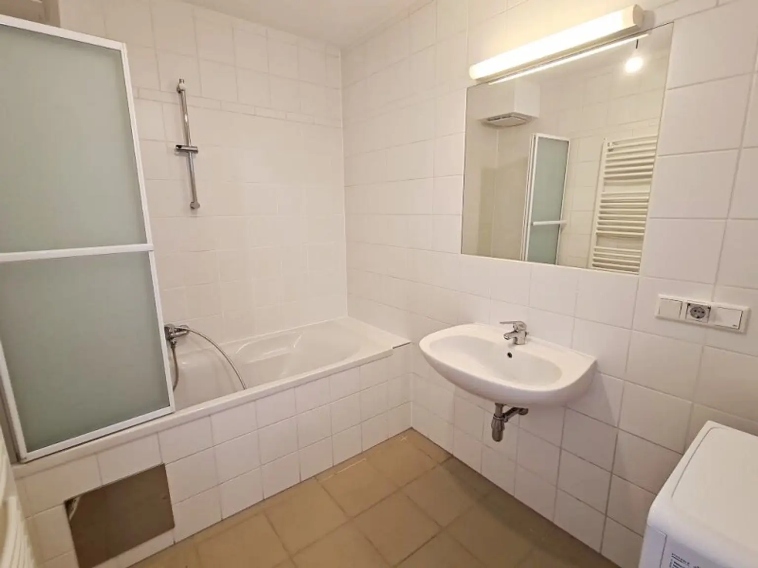 TERRASSENHIT, 61 m2 Dachgeschoß mit 48 m2 Terrasse, Wohnküche, 1 Zimmer, Wannenbad, Parketten, Fernblick, Holbeingasse