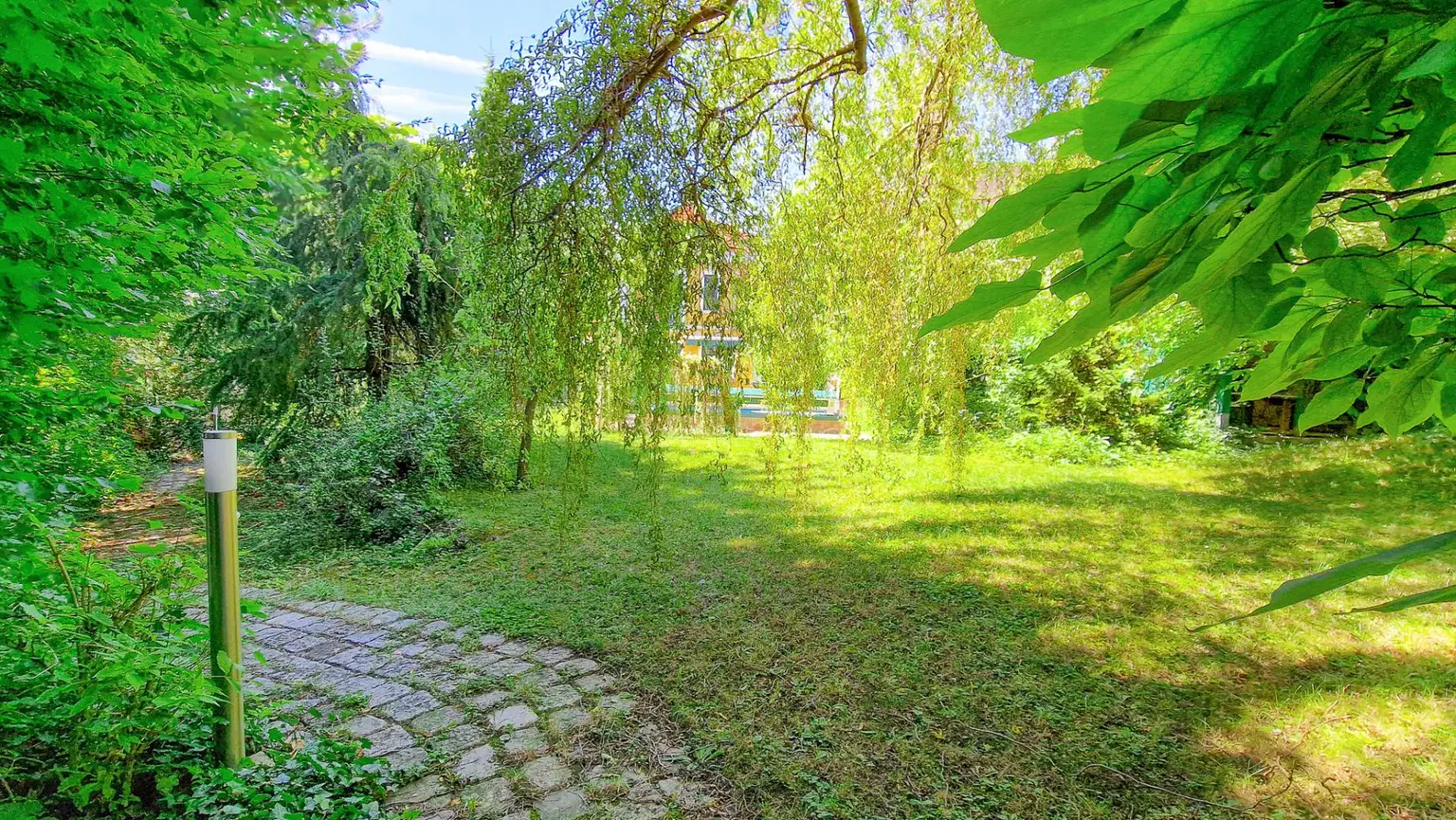 Grüne Oase in Prestige-Lage, Stilvilla mit ca. 1.600 m² Grund, Gästehaus, 2 Garagen und großem Pool