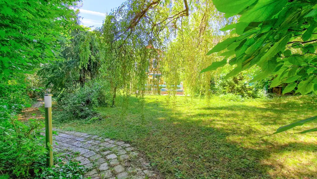 Grüne Oase in Prestige-Lage, Stilvilla mit ca. 1.600 m² Grund, Gästehaus, 2 Garagen und großem Pool
