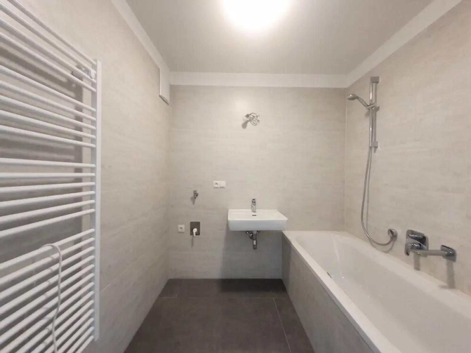 Helle moderne Wohnung bei U2-Stadlau/Bahnhof
