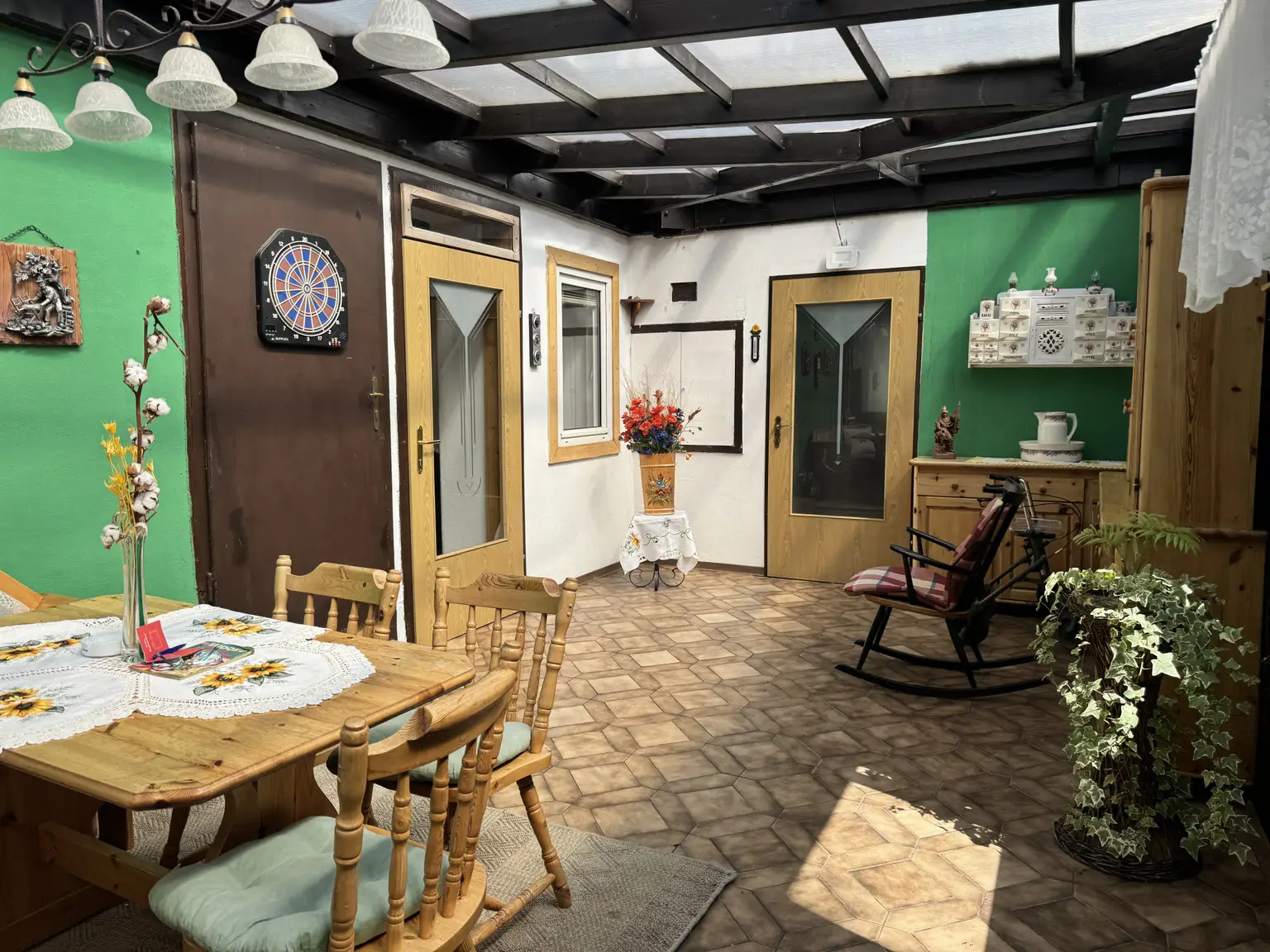Wintergarten und Eingangsbereich im Haupthaus