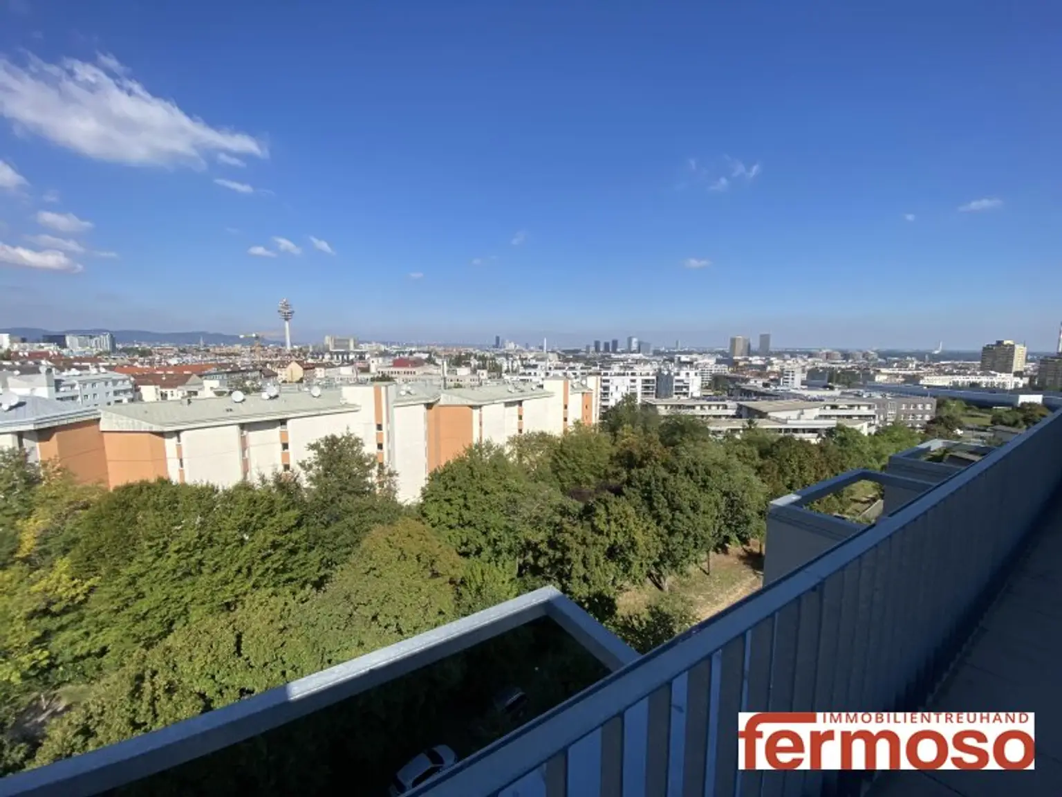 Stilvolle Dachgeschoßwohnung mit Weitblick – 1100 Wien