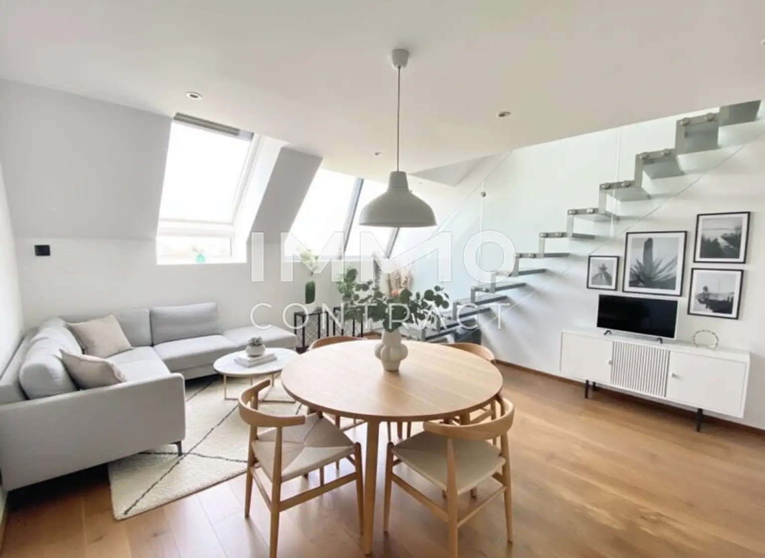 Wohnzimmer KI möbliert