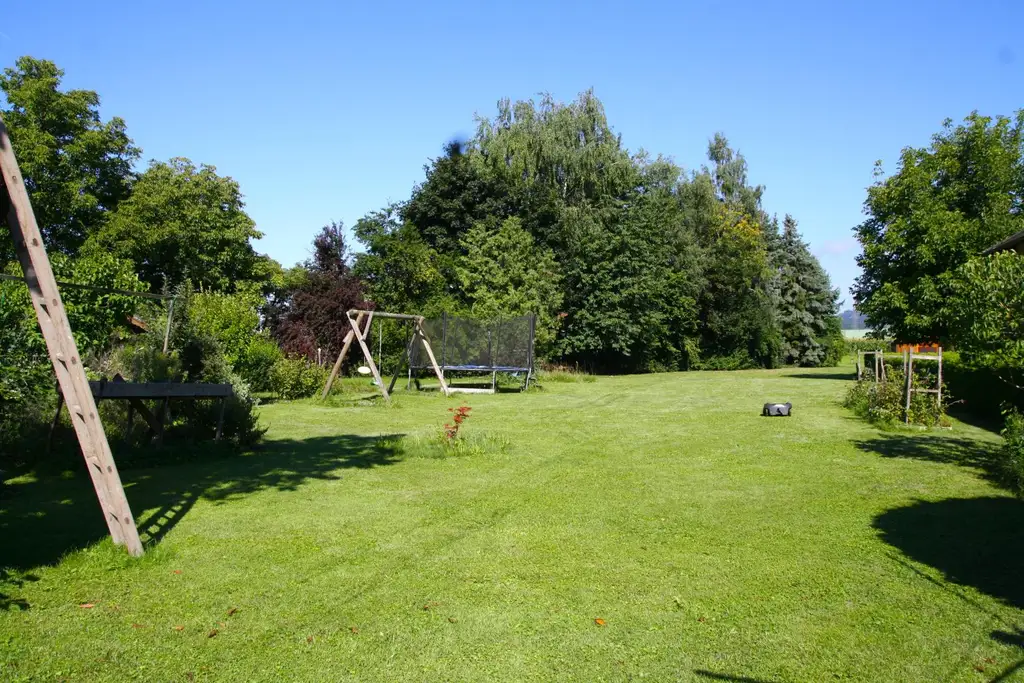 Haus mit weitläufigem Garten