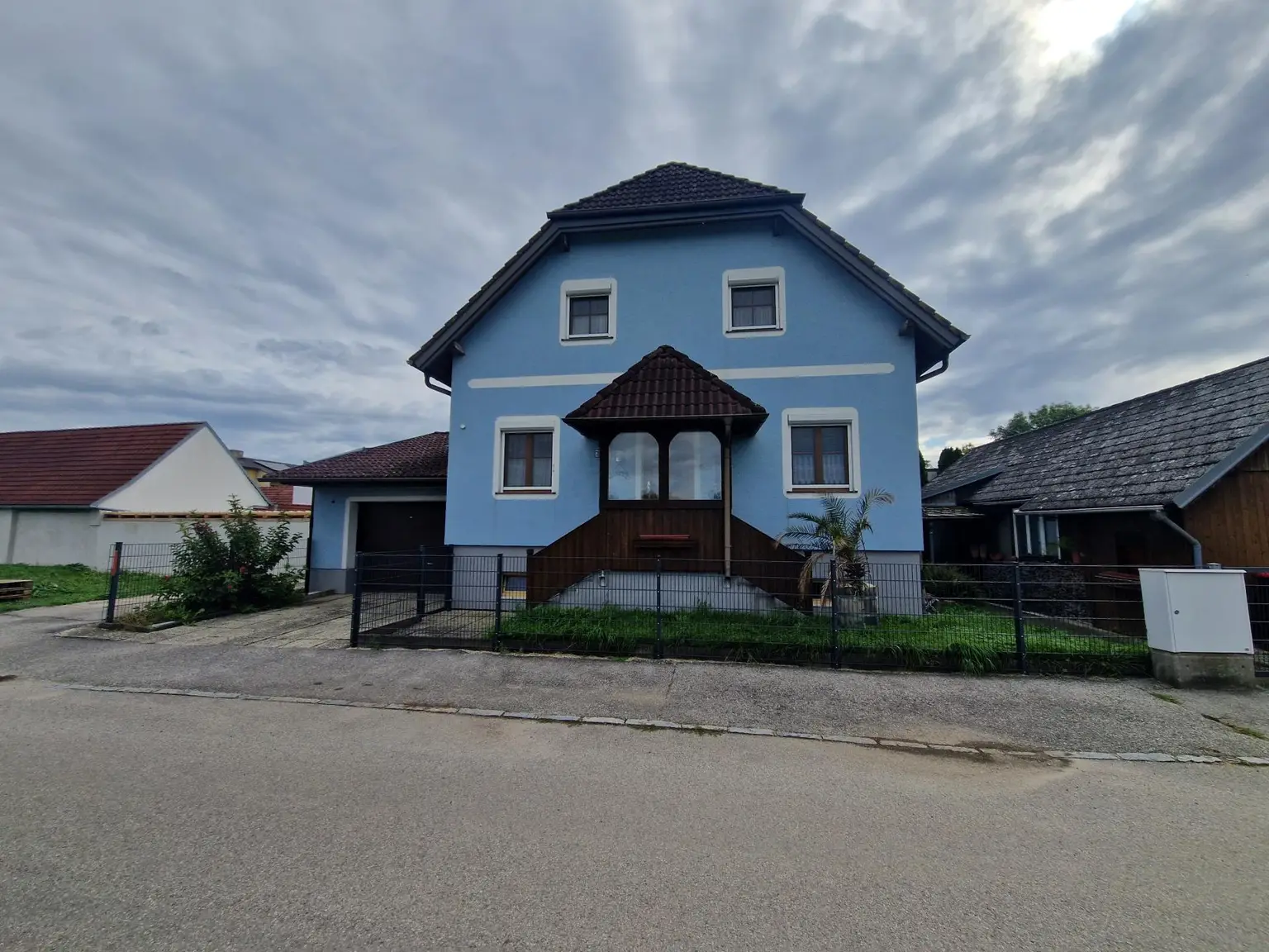 SOLIDES WOHNHAUS MIT EHEMALIGEM SOMMERHAUS, HERRLICHER TERRASSE UND POOL IN TRAUMHAFTER RUHELAGE