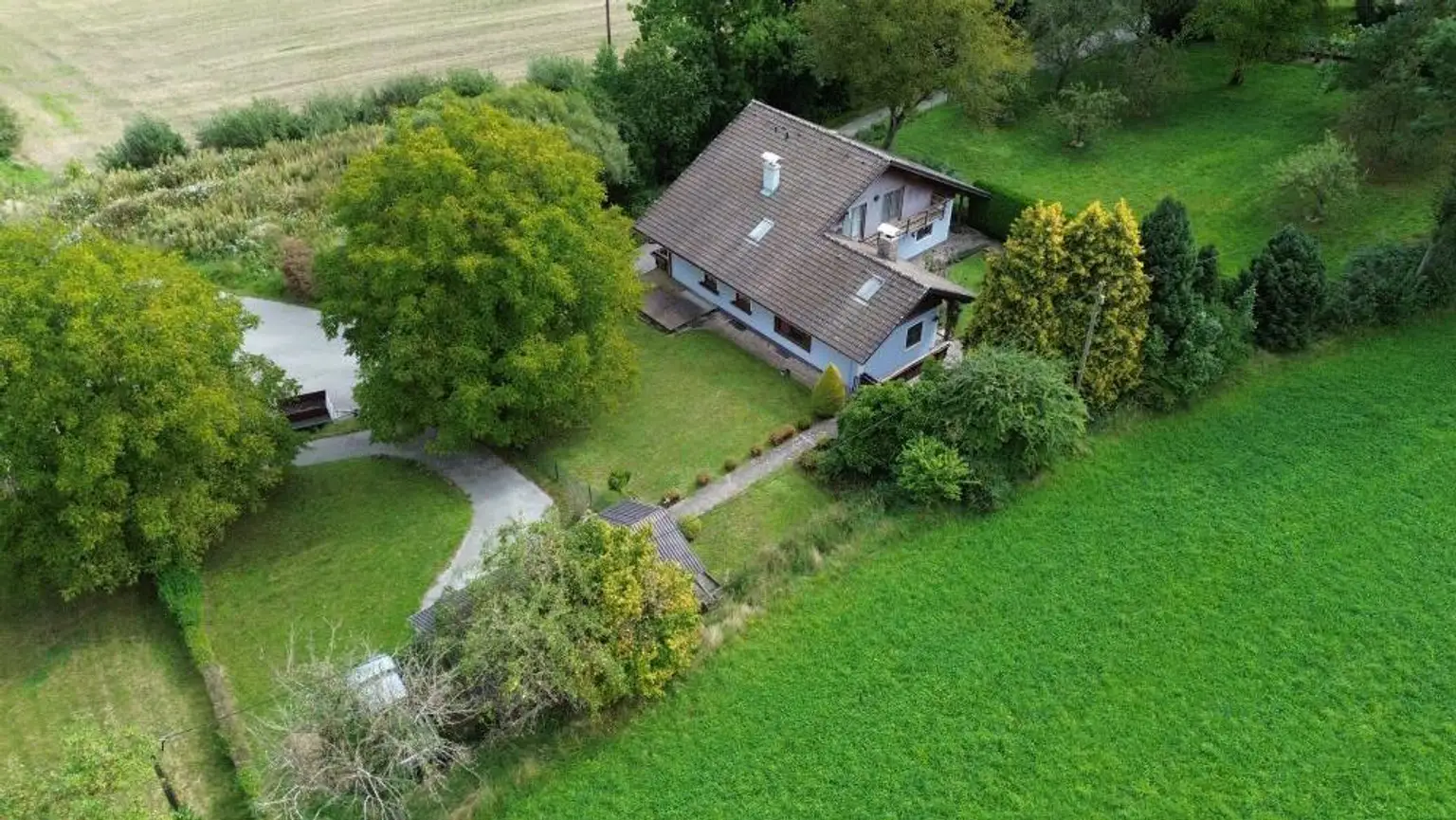 GROSSES LANDHAUS MIT SCHÖNEM GARTEN!