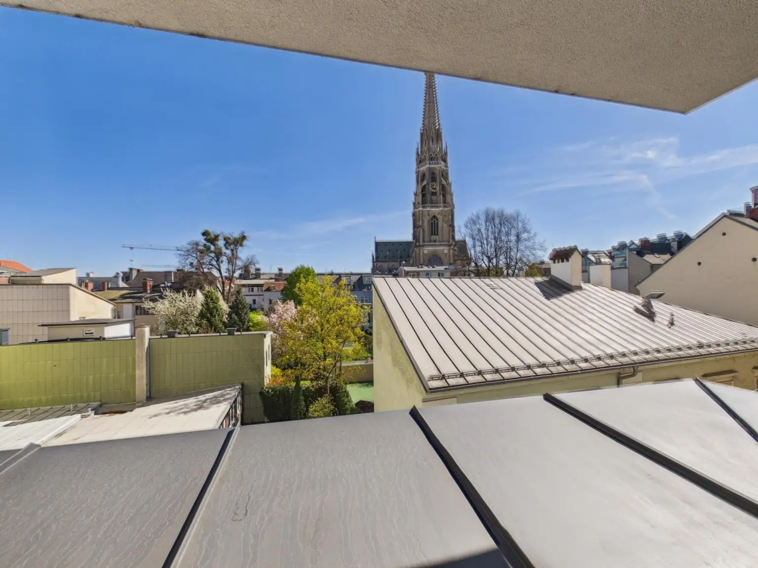 CAM04191G0-PR0086-STILL006