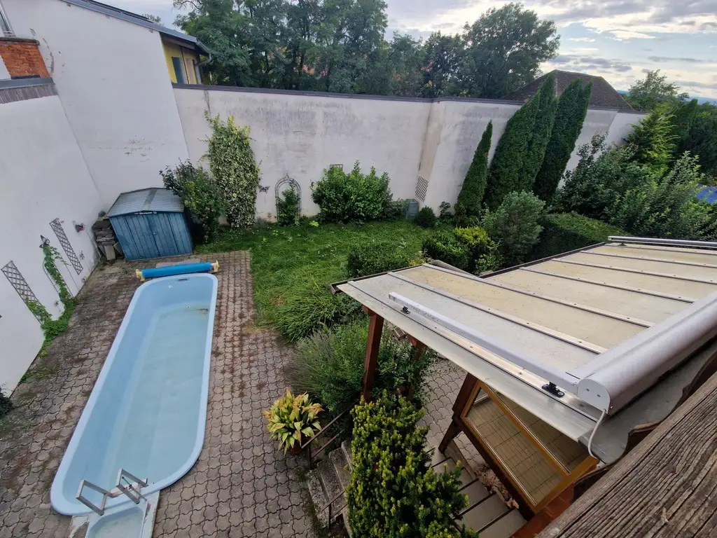 SOLIDES WOHNHAUS MIT EHEMALIGEM SOMMERHAUS, HERRLICHER TERRASSE UND POOL IN TRAUMHAFTER RUHELAGE