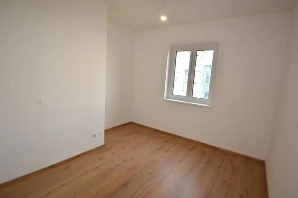Neuwertige 2-Zimmer Wohnung mit moderner Einbauküche und Balkon in aufstrebendem Wohnviertel!