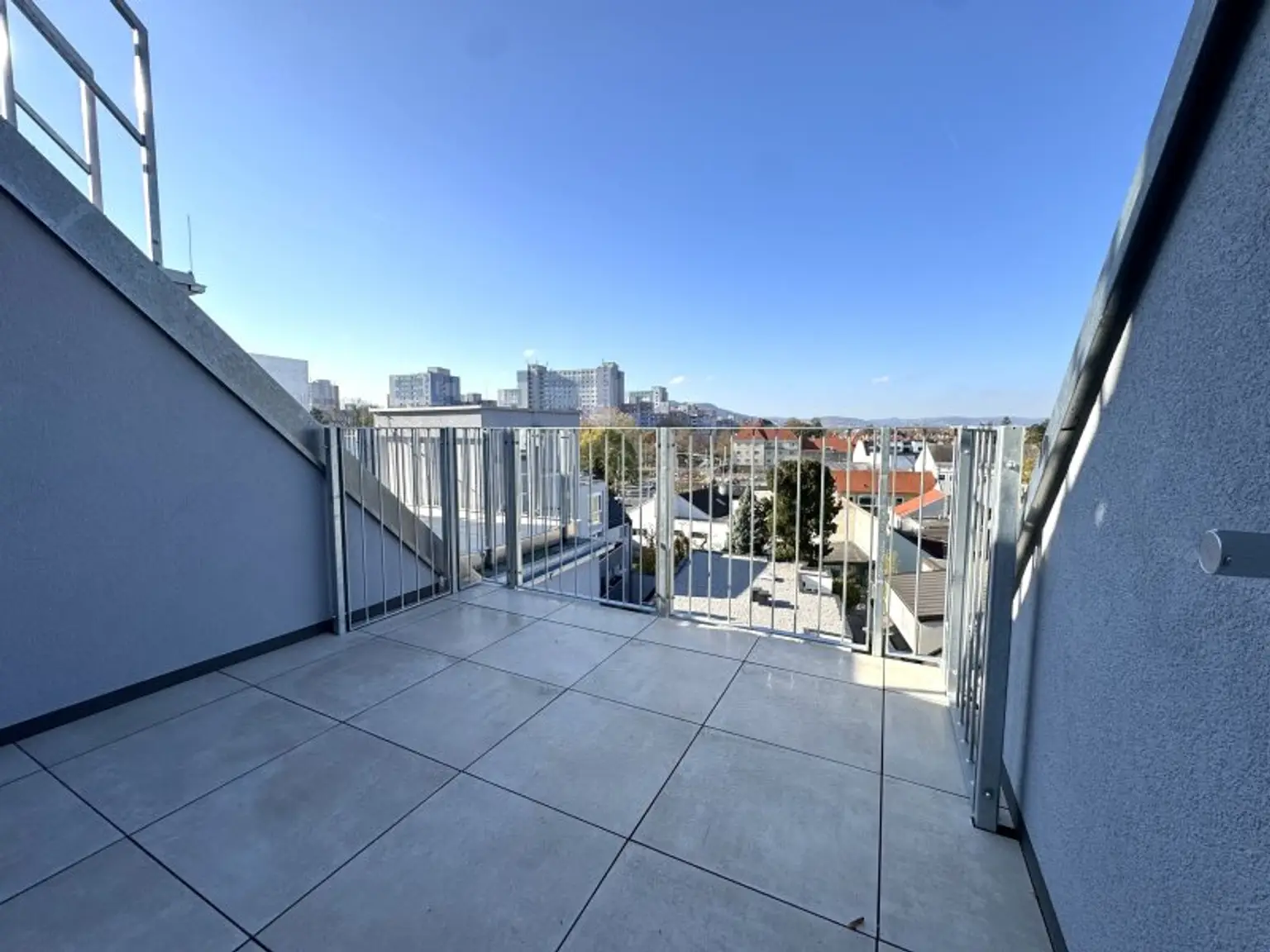 Dachgeschossausbau mit Terrasse & Klimaanlage - Erstbezug