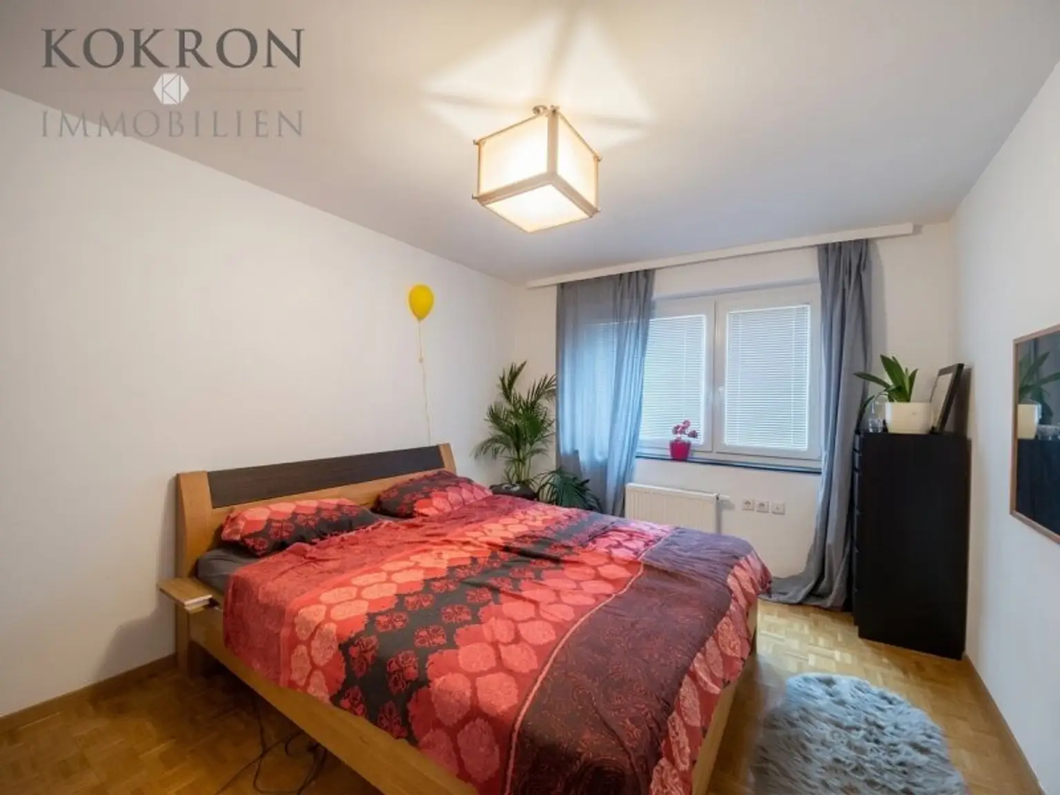Großzügiges Schlafzimmer mit angenehmer Atmosphäre.
