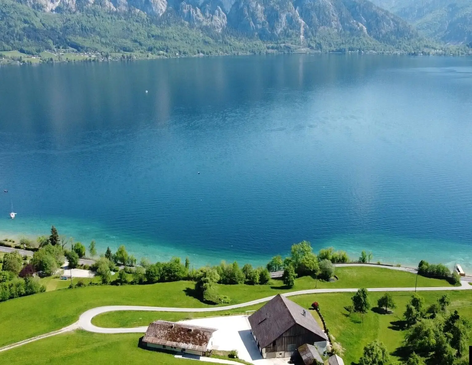 ATTERSEE: UNIKAT: Bauernhaus mit Gästehaus und Seezugang