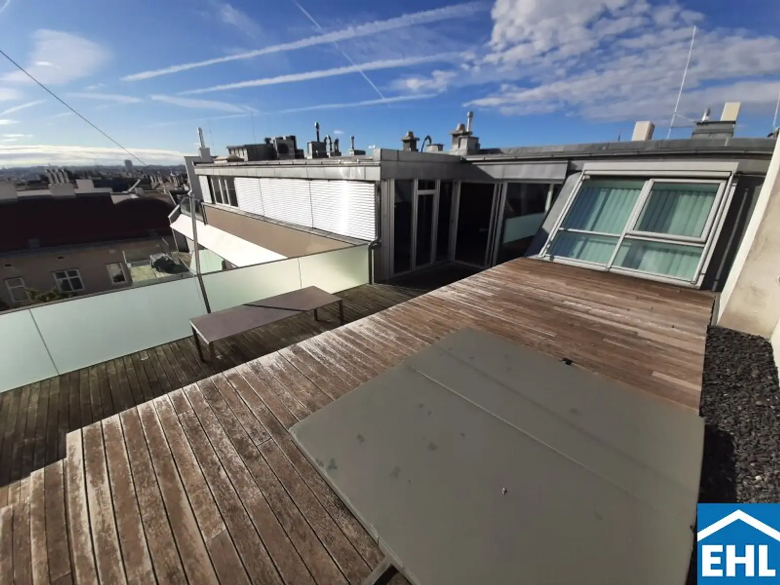 Designer Dachgeschoß-Wohnung mit großzügiger Terrasse auf einer Ebene